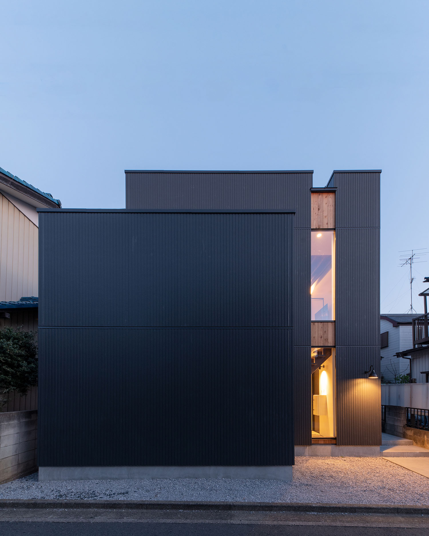 スリット窓から室内の光が漏れる住宅の外観・デザイン住宅 注文住宅・デザイン住宅建築実例_『CASE687 "□×□×和 (ハコニワ)"』_外観