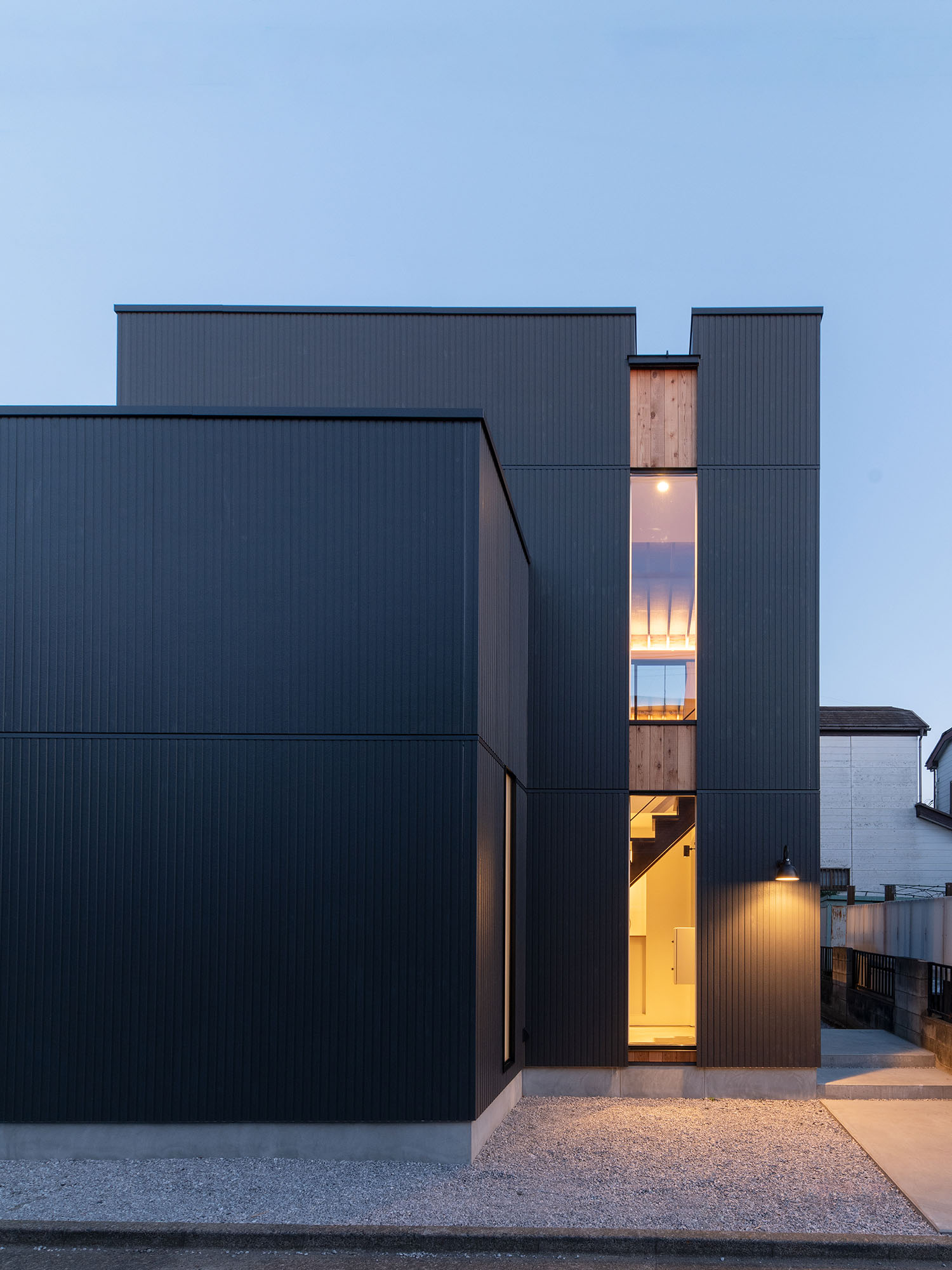 スリット窓から室内の光が漏れる住宅の外観・デザイン住宅 注文住宅・デザイン住宅建築実例_『CASE687 "□×□×和 (ハコニワ)"』_外観