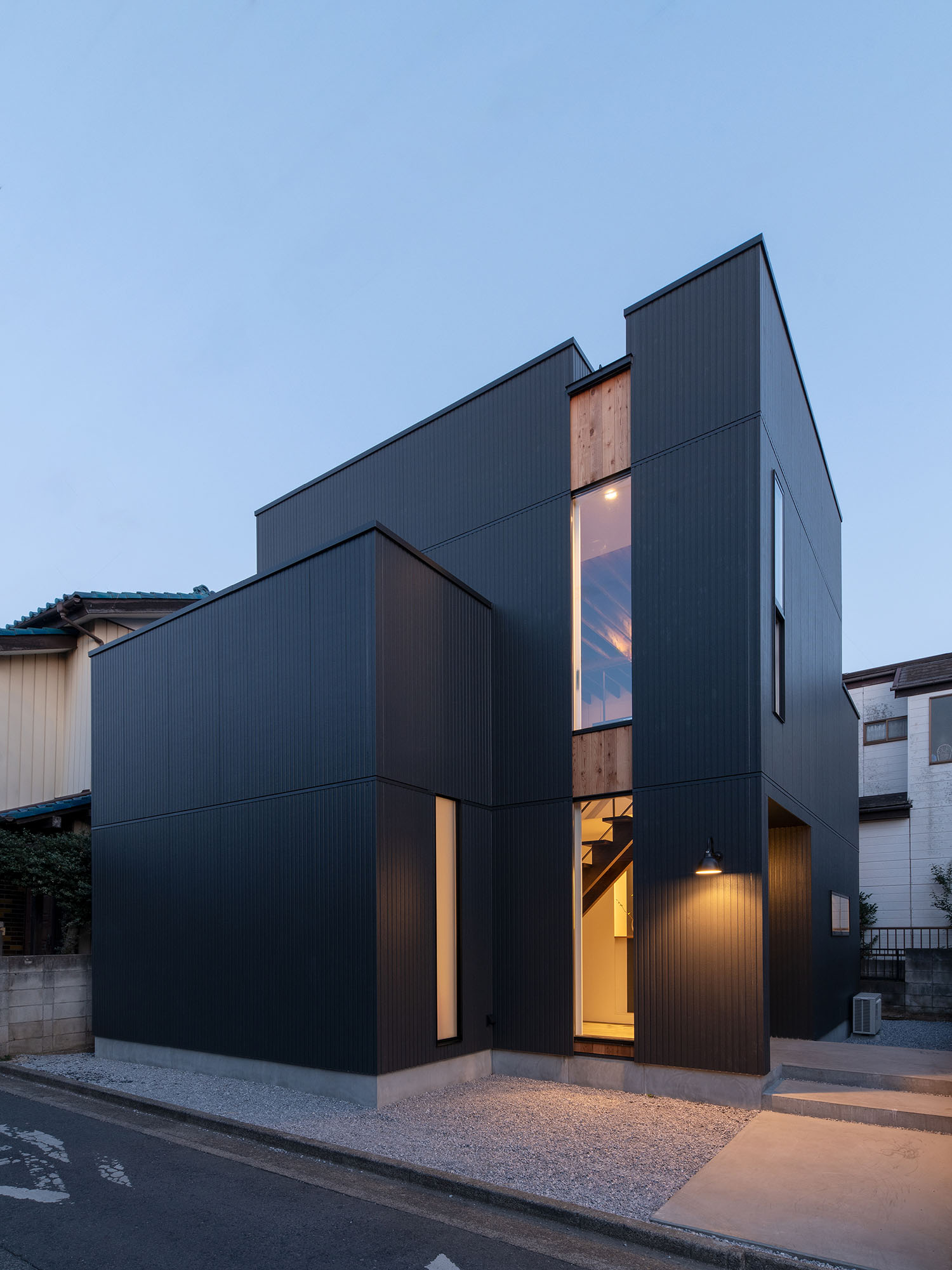 スリット窓から室内の光が漏れる住宅の外観・デザイン住宅 注文住宅・デザイン住宅建築実例_『CASE687 "□×□×和 (ハコニワ)"』_外観