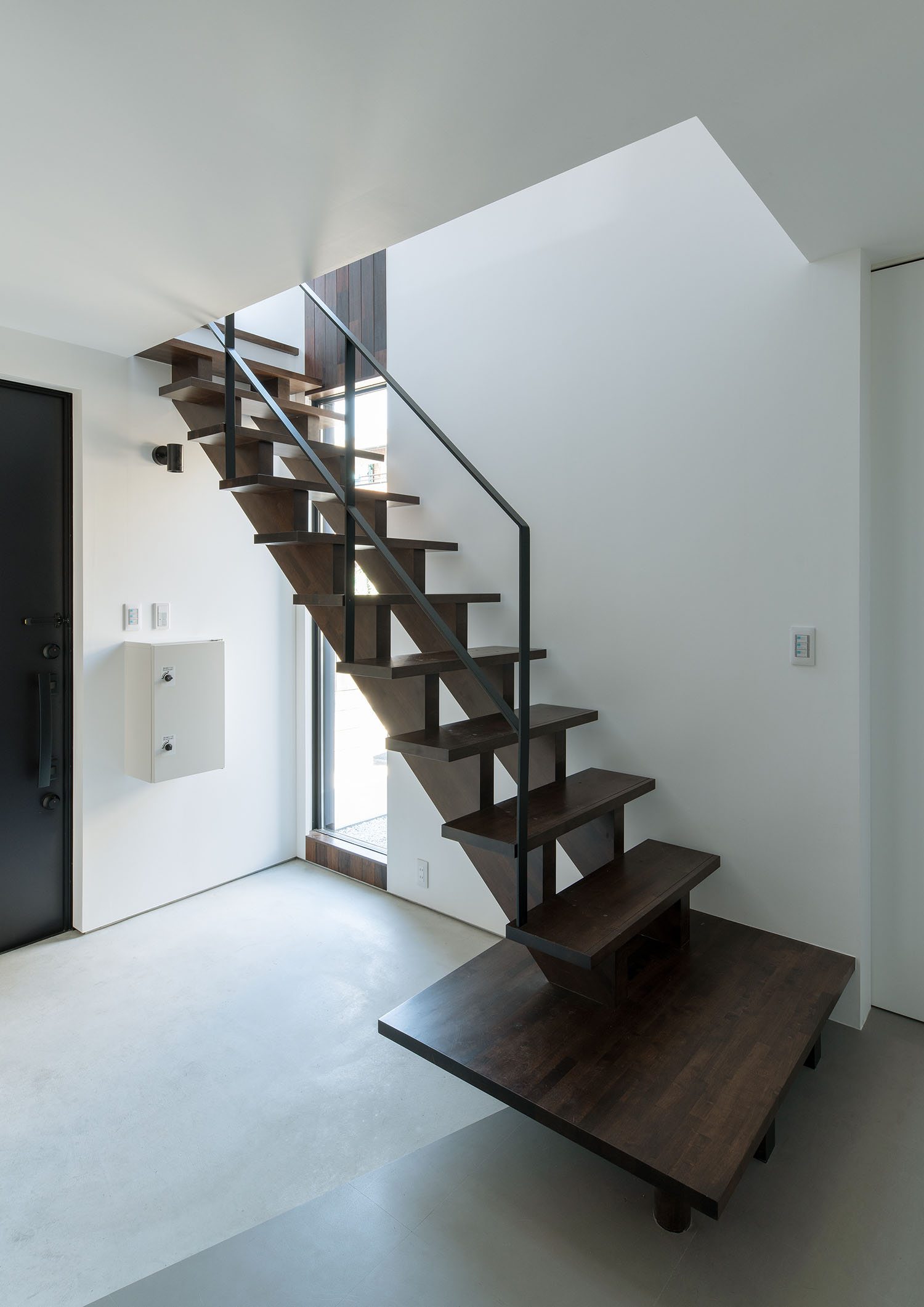 玄関のそばにあるダークブラウンのスケルトン階段・デザイン住宅 注文住宅・デザイン住宅建築実例_『CASE687 "□×□×和 (ハコニワ)"』_階段