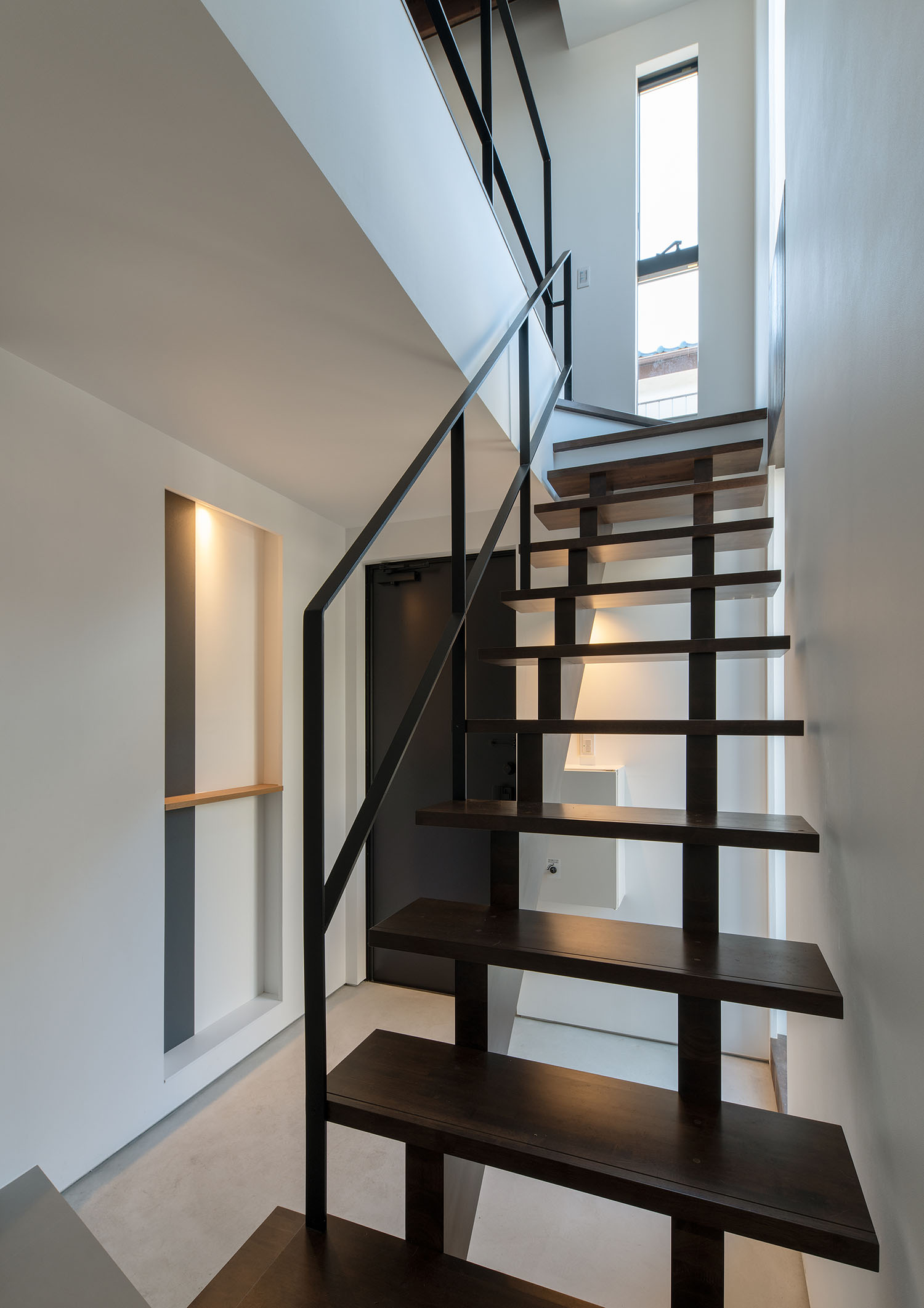 スケルトン階段を上った先にスリット窓がある様子・デザイン住宅 注文住宅・デザイン住宅建築実例_『CASE687 "□×□×和 (ハコニワ)"』_階段