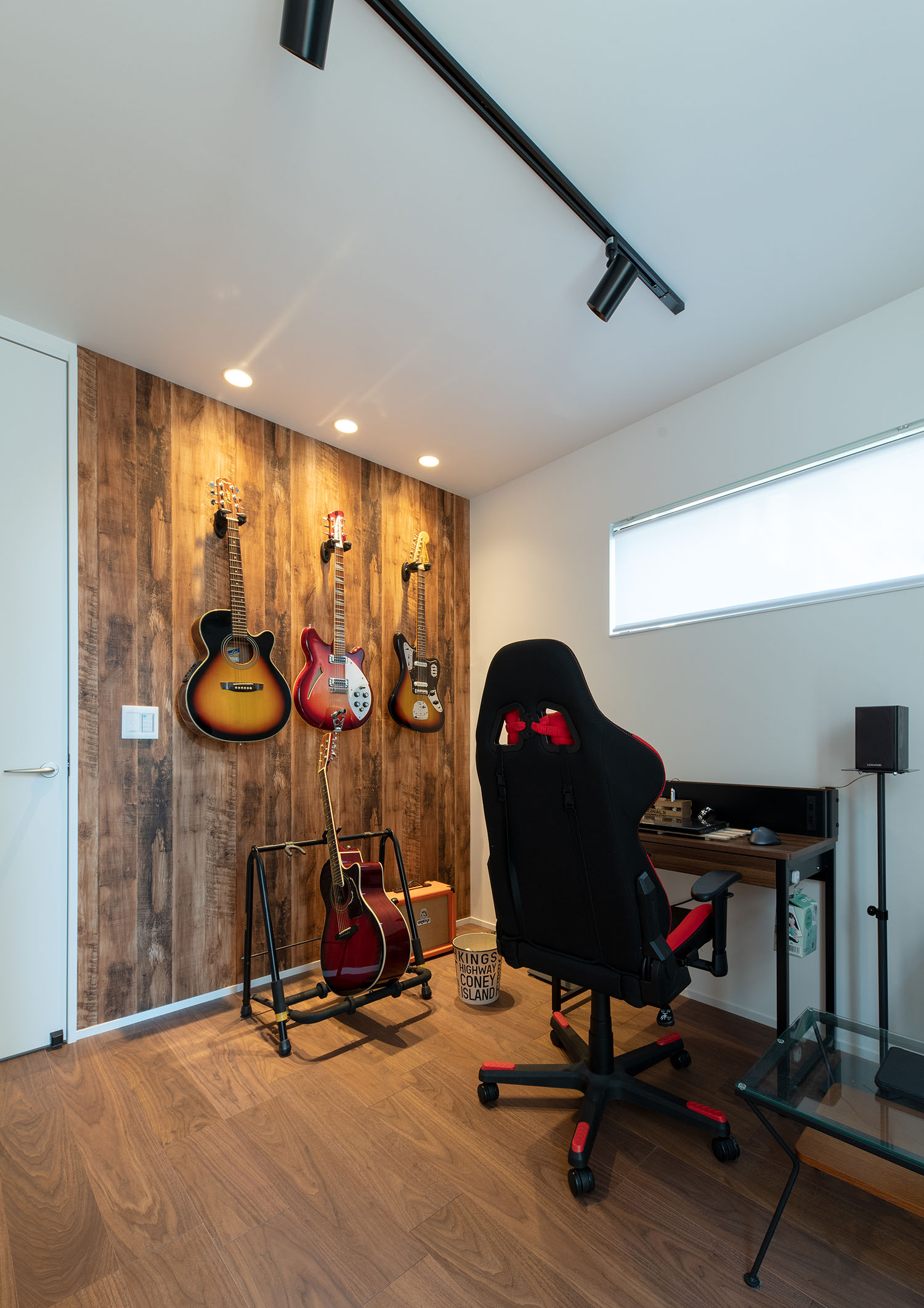 木目のアクセントクロス部分にギターが掛けられたスリット窓のあるワークスペース・デザイン住宅 注文住宅・デザイン住宅建築実例_『CASE687 "□×□×和 (ハコニワ)"』_書斎
