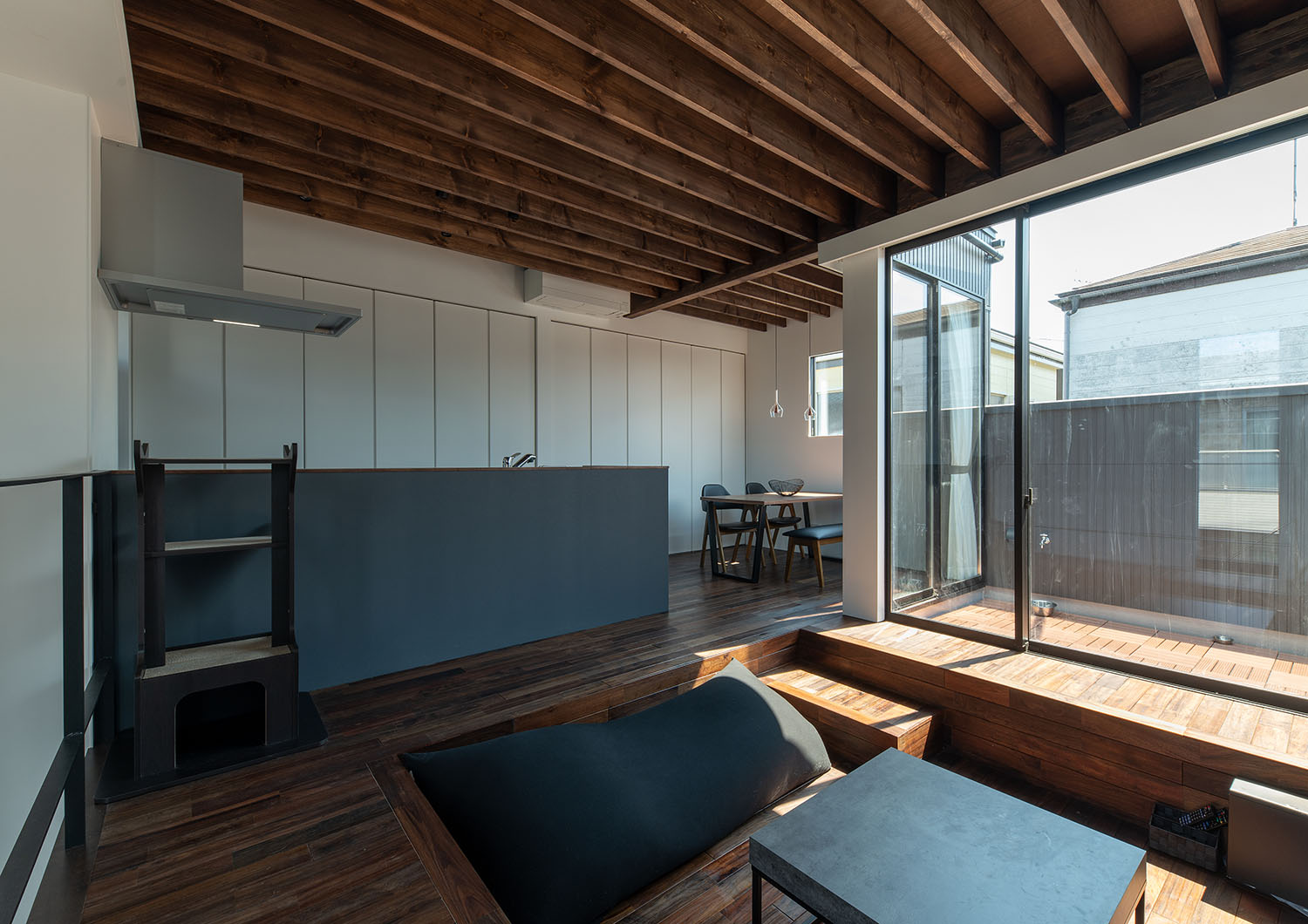 濃い色の木材で統一された中にグレーのインテリアが置かれたLDK・デザイン住宅 注文住宅・デザイン住宅建築実例_『CASE687 "□×□×和 (ハコニワ)"』_LDK