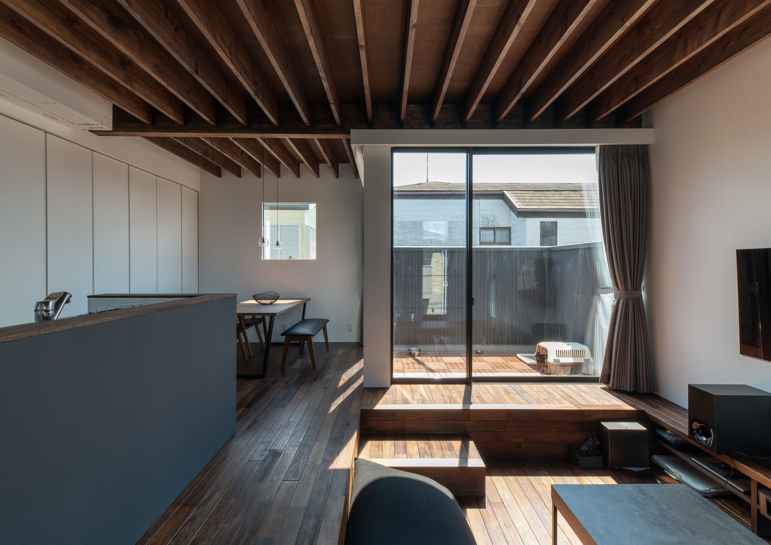 大きな窓からバルコニーへとフラットに繋がるLDK・デザイン住宅 注文住宅・デザイン住宅建築実例_『CASE687 "□×□×和 (ハコニワ)"』_LDK