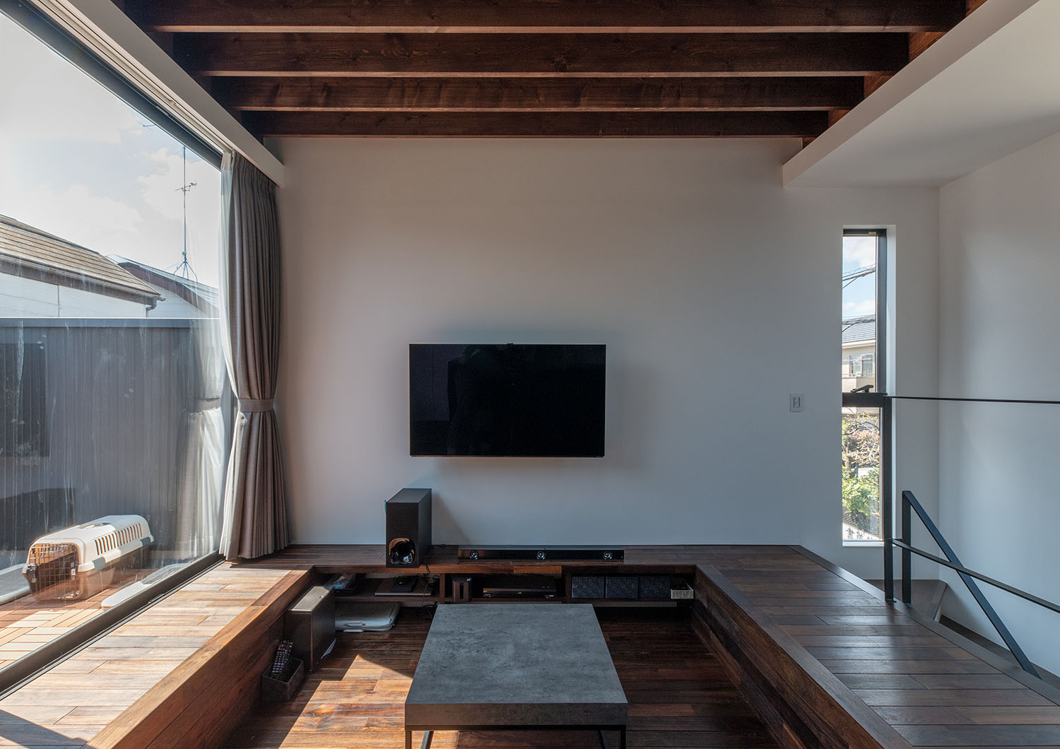 壁付けのテレビがあるフローリングのダウンリビング・デザイン住宅 注文住宅・デザイン住宅建築実例_『CASE687 "□×□×和 (ハコニワ)"』_LDK