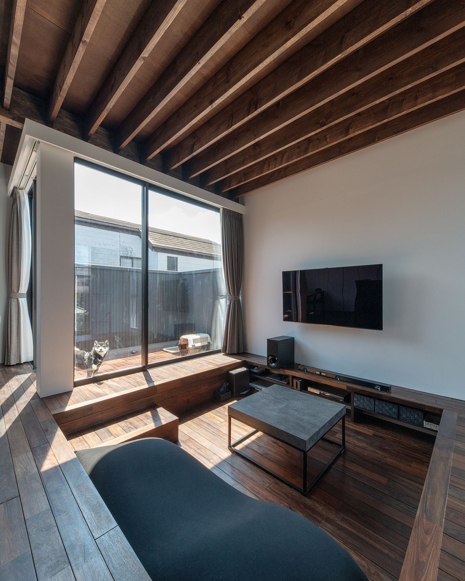 梁見せ天井になっているフローリングのダウンリビング・デザイン住宅 注文住宅・デザイン住宅建築実例_『CASE687 "□×□×和 (ハコニワ)"』_LDK