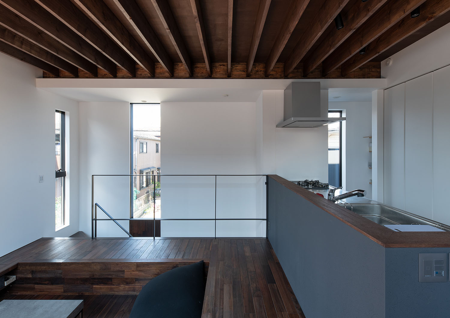 白い壁にスリット窓が設けられたLDK・デザイン住宅 注文住宅・デザイン住宅建築実例_『CASE687 "□×□×和 (ハコニワ)"』_LDK