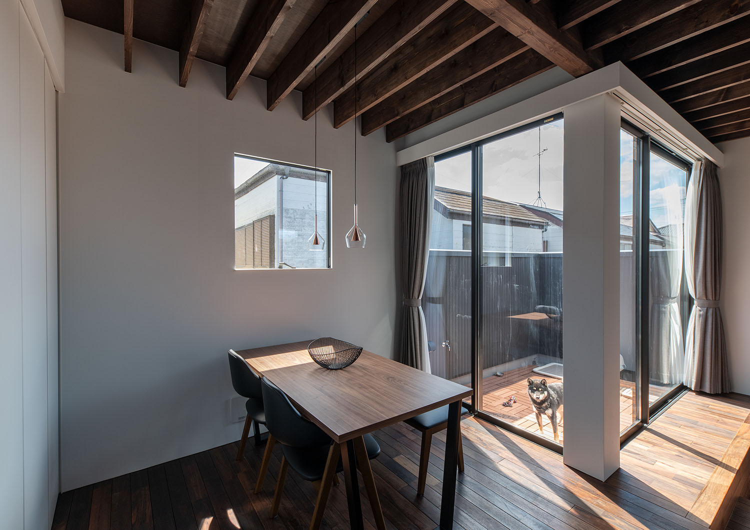 ウッドデッキのバルコニーにいる犬が見えるLDK・デザイン住宅 注文住宅・デザイン住宅建築実例_『CASE687 "□×□×和 (ハコニワ)"』_LDK