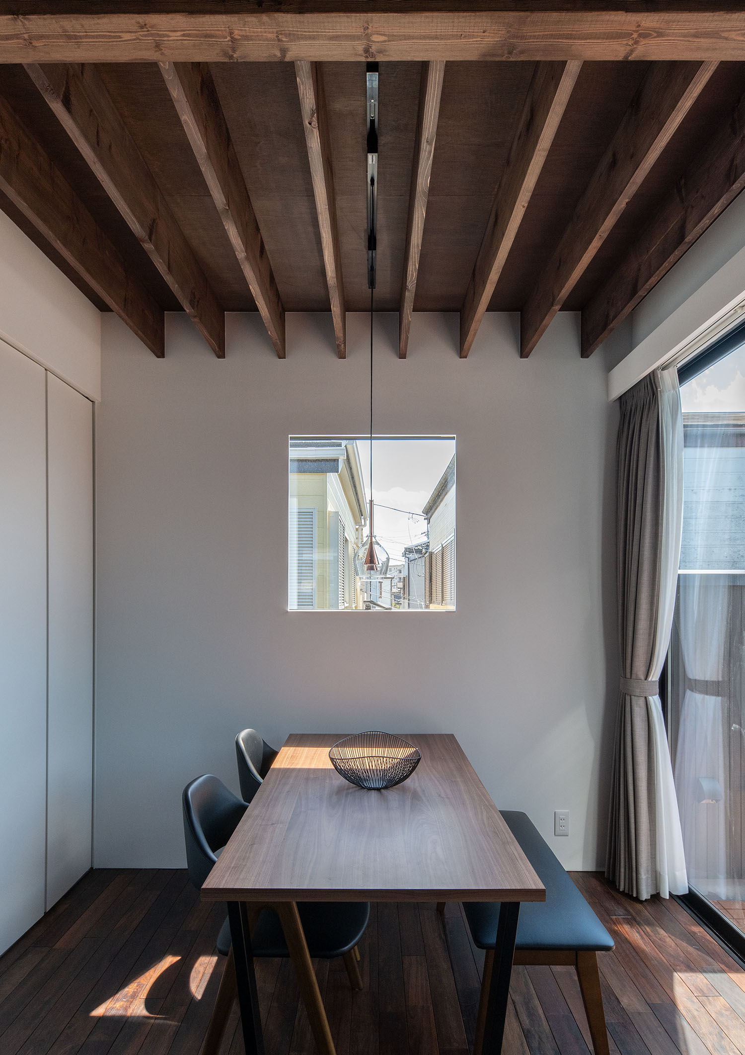 白い壁に正方形の窓が設けられた梁見せ天井のダイニング・デザイン住宅 注文住宅・デザイン住宅建築実例_『CASE687 "□×□×和 (ハコニワ)"』_LDK