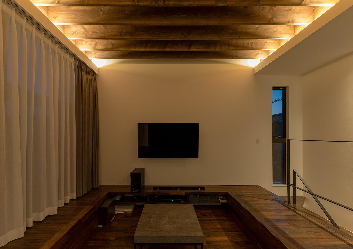 梁見せ天井に間接照明が設けられているLDK・デザイン住宅 注文住宅・デザイン住宅建築実例_『CASE687 "□×□×和 (ハコニワ)"』_LDK