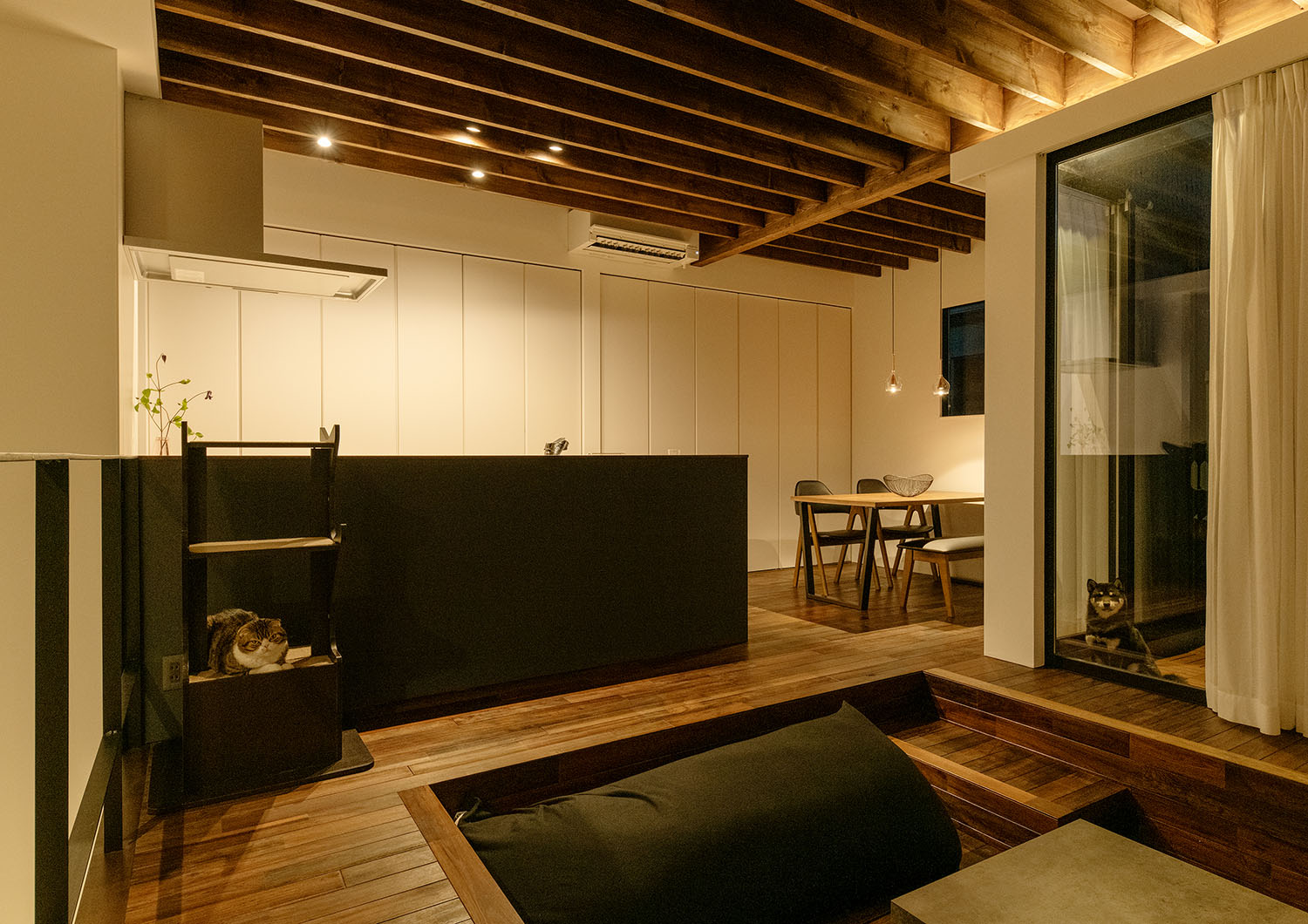 間接照明やダウンライトによって照らされるLDK・デザイン住宅 注文住宅・デザイン住宅建築実例_『CASE687 "□×□×和 (ハコニワ)"』_LDK