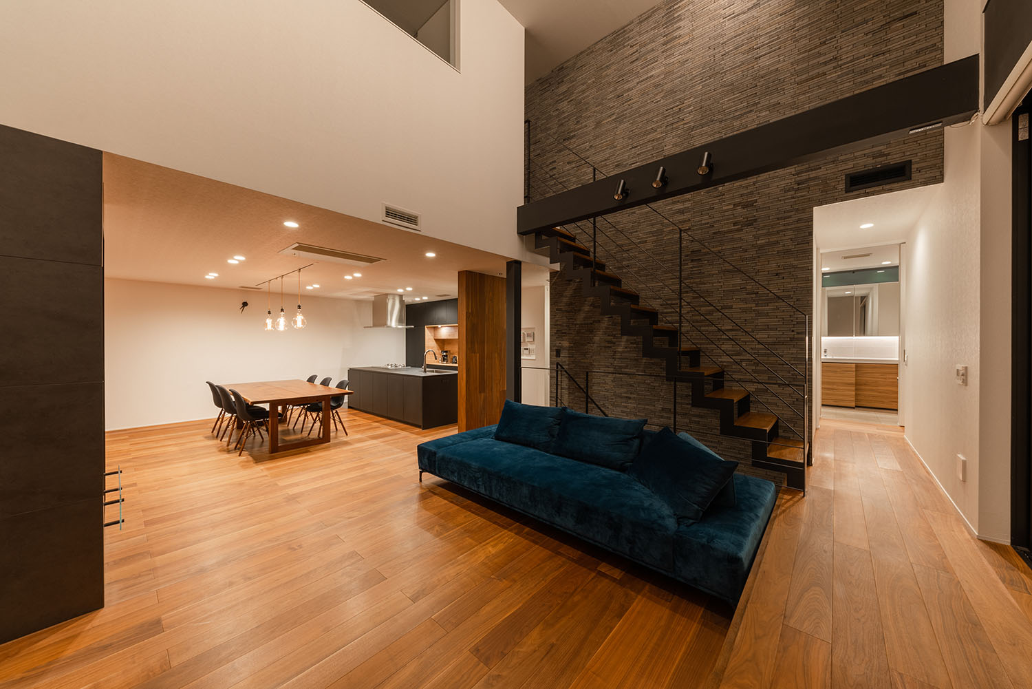 タイルのアクセントウォールがある部分にスケルトン階段があるLDk・デザイン住宅 注文住宅・デザイン住宅建築実例_『CASE688 Transition』_LDK