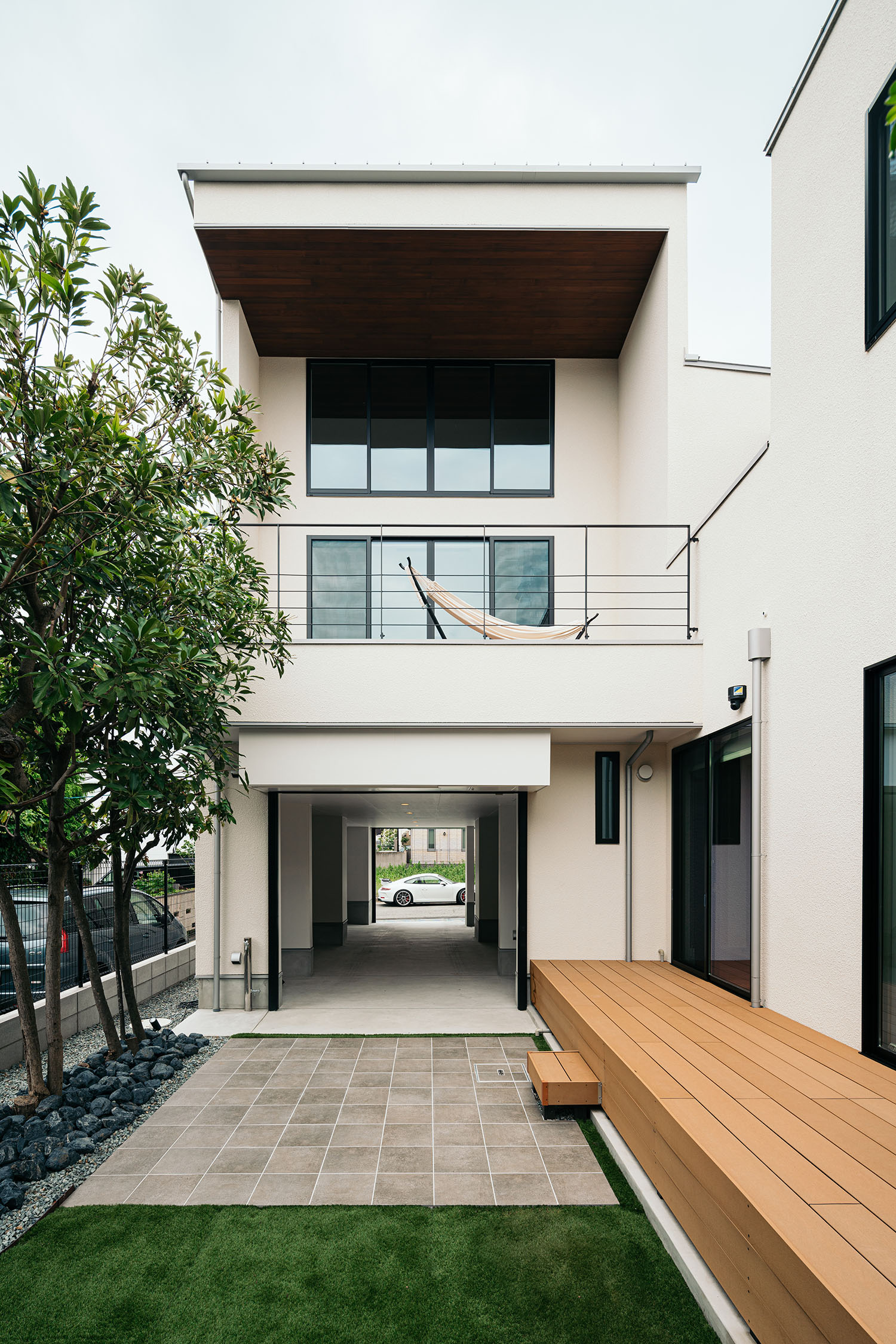 芝生やウッドデッキがあり、二階にはバルコニーがある住宅・デザイン住宅 注文住宅・デザイン住宅建築実例_『CASE688 Transition』_外観