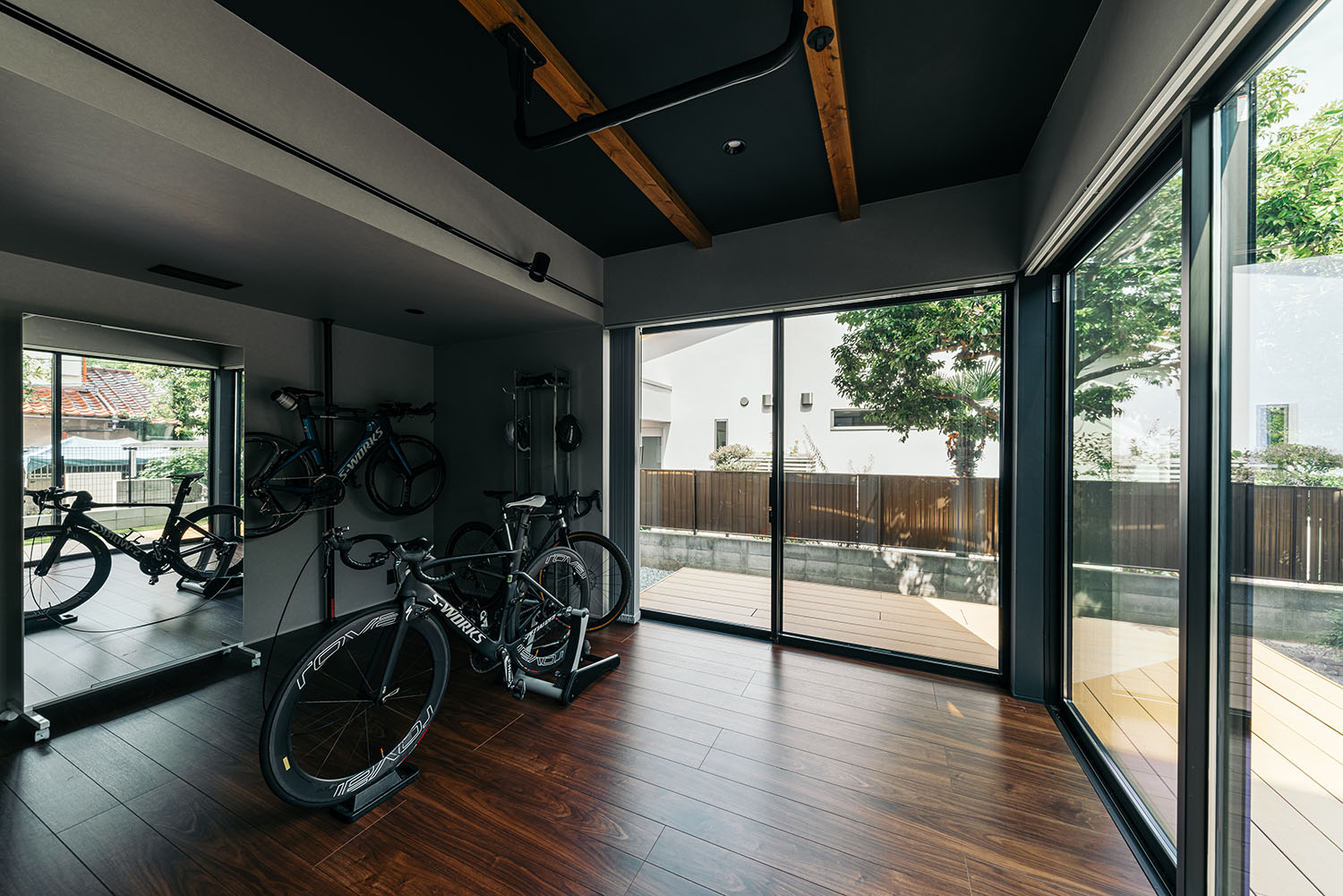 自転車が置かれた部屋の回りをウッドデッキのテラスが囲んでいる様子・デザイン住宅 注文住宅・デザイン住宅建築実例_『CASE688 Transition』_フリースペース
