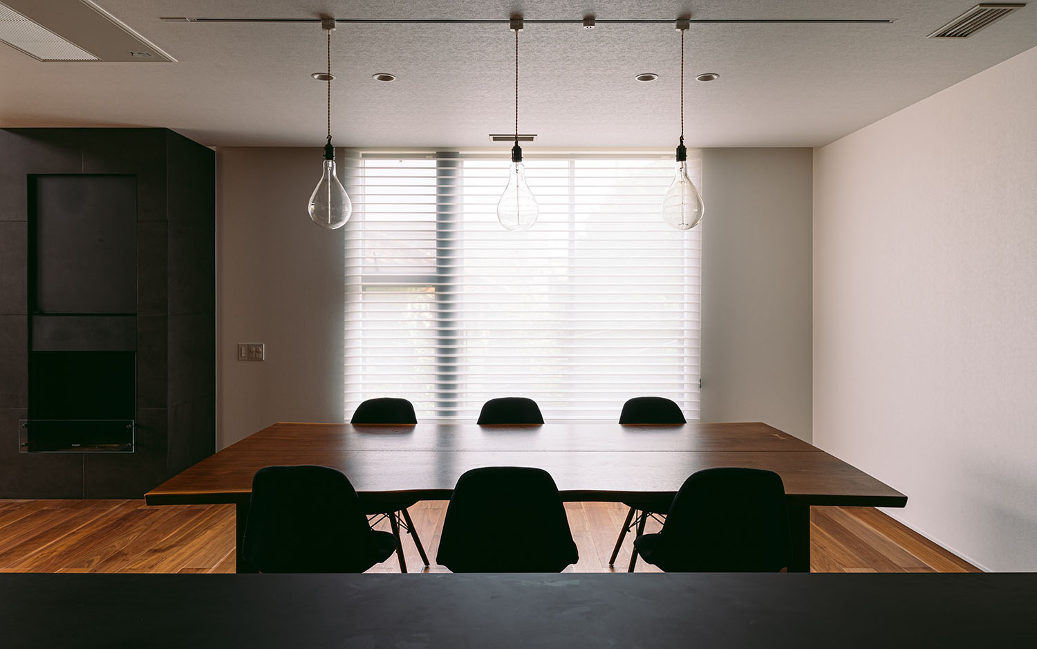 六人掛けのダイニングテーブル越しにブラインド付きの窓が見える様子・デザイン住宅 注文住宅・デザイン住宅建築実例_『CASE688 Transition』_キッチン