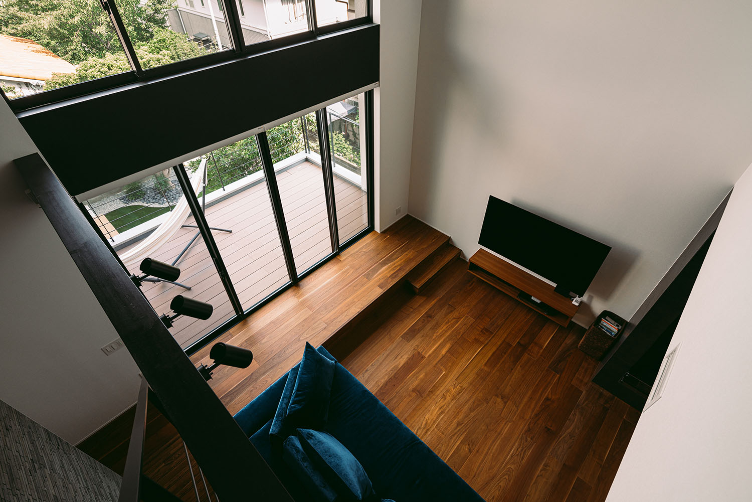 吹き抜けの二階からフローリングのLDKを見た様子・デザイン住宅 注文住宅・デザイン住宅建築実例_『CASE688 Transition』_LDK