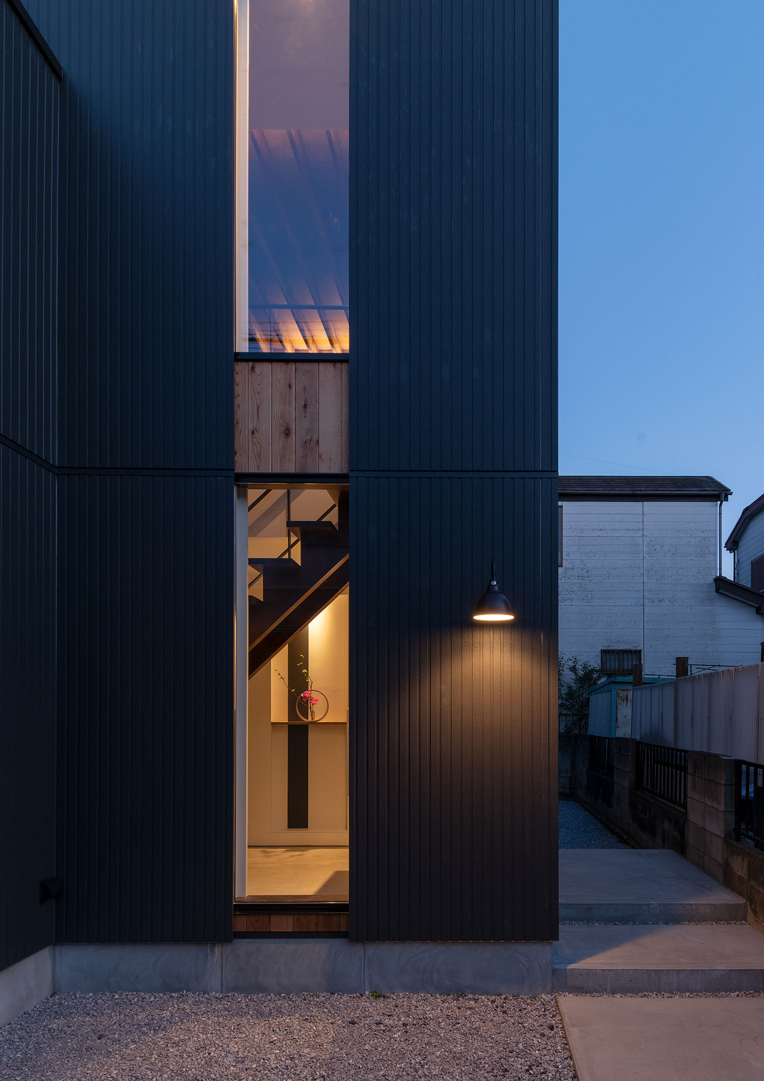 スリット窓から階段や室内の様子が見える黒い外壁の住宅・デザイン住宅 注文住宅・デザイン住宅建築実例_『CASE687 "□×□×和 (ハコニワ)"』_外観