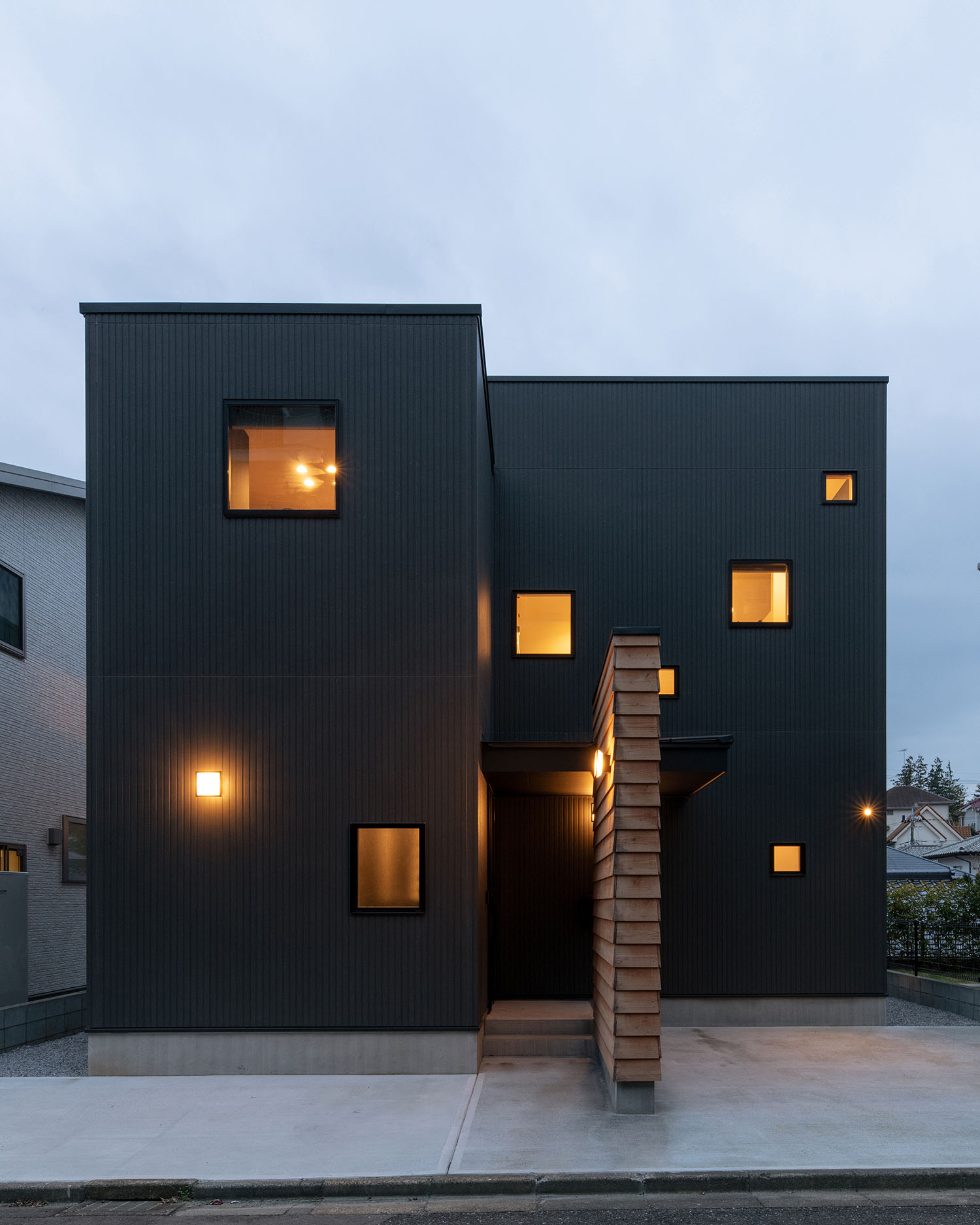 様々な大きさの窓から室内の明かりが漏れる、黒い外壁の住宅・デザイン住宅 注文住宅・デザイン住宅建築実例_『CASE689 猫と寄り添う家』_外観