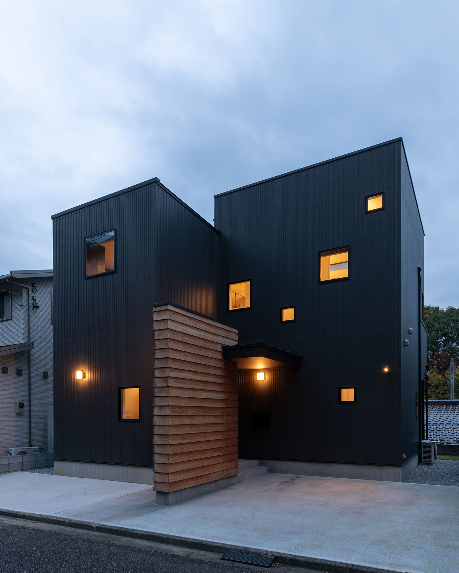 大小様々な大きさの窓から室内の明かりが漏れる、黒い外壁の住宅・デザイン住宅 注文住宅・デザイン住宅建築実例_『CASE689 猫と寄り添う家』_外観