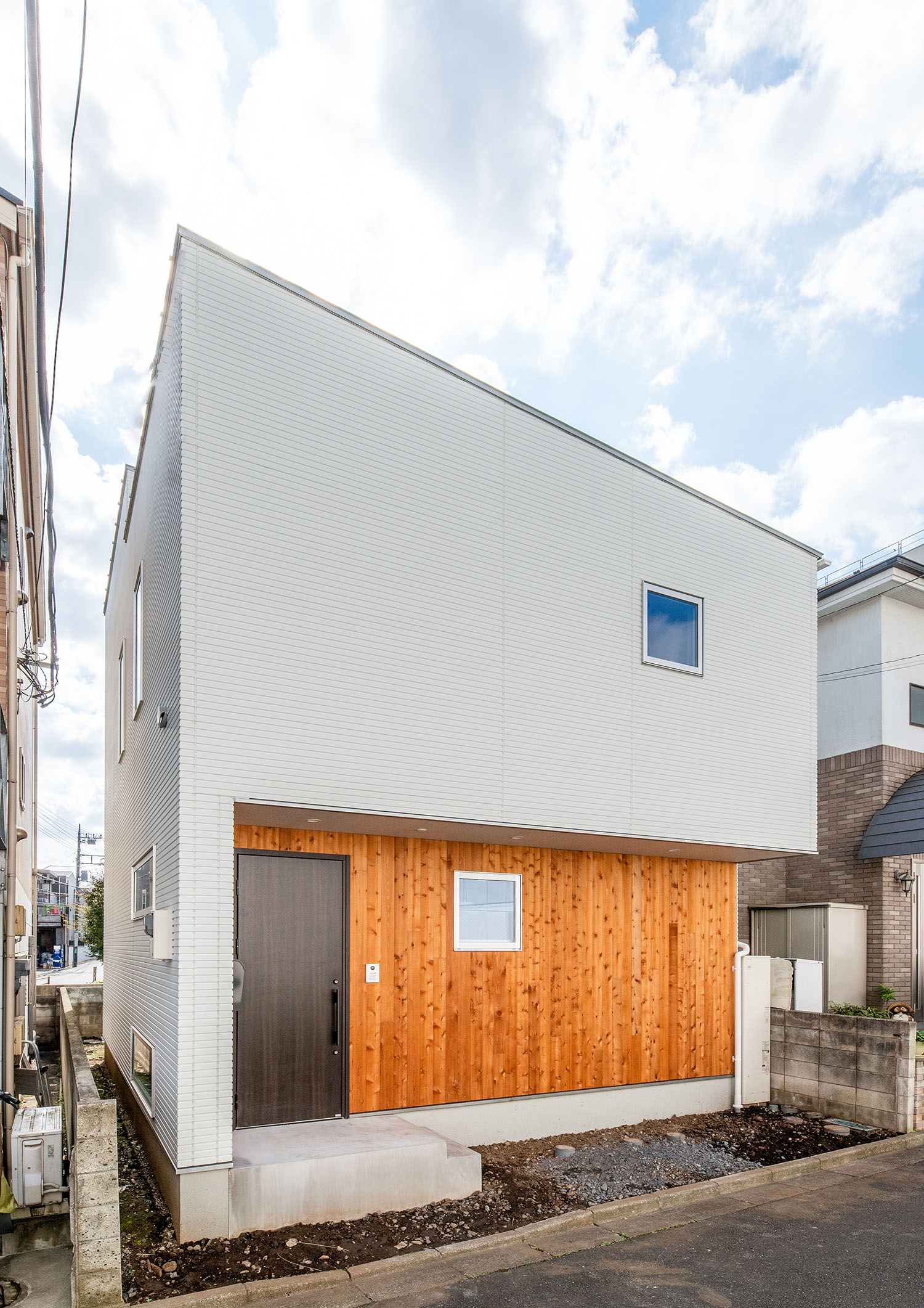 外壁の一部に木を使った、斜めの屋根の住宅・デザイン住宅 注文住宅・デザイン住宅建築実例_『CASE690 質感にこだわった完成を楽しむ家』_外観