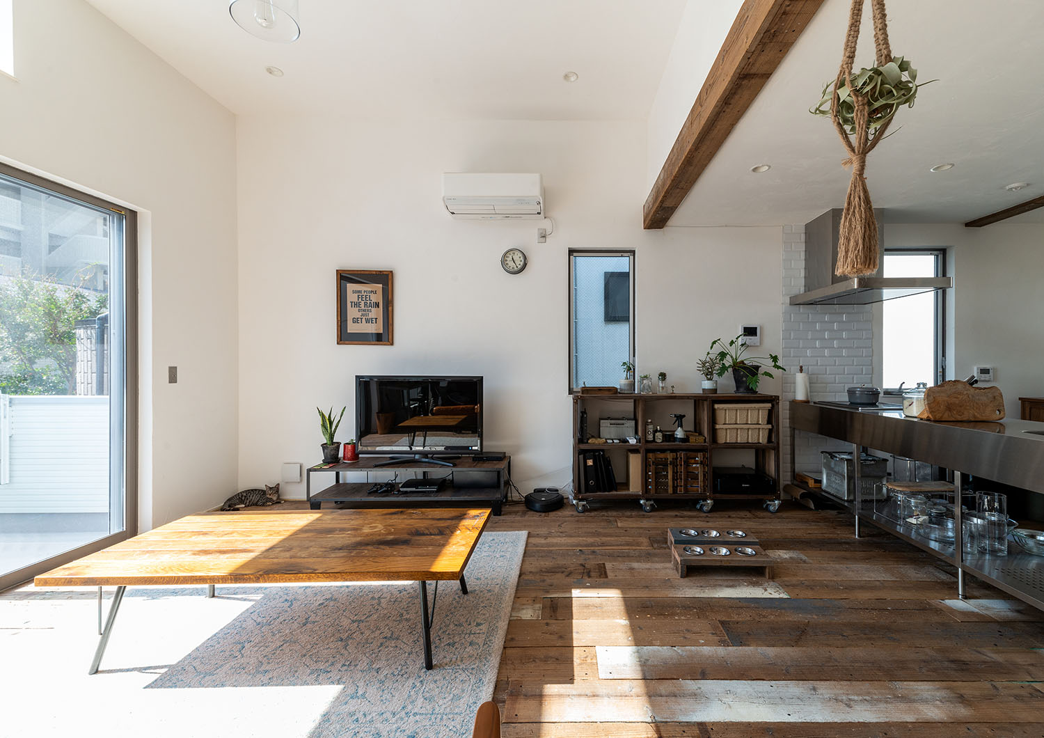 リビング部分が高天井になっているLDK・デザイン住宅 注文住宅・デザイン住宅建築実例_『CASE690 質感にこだわった完成を楽しむ家』_LDK