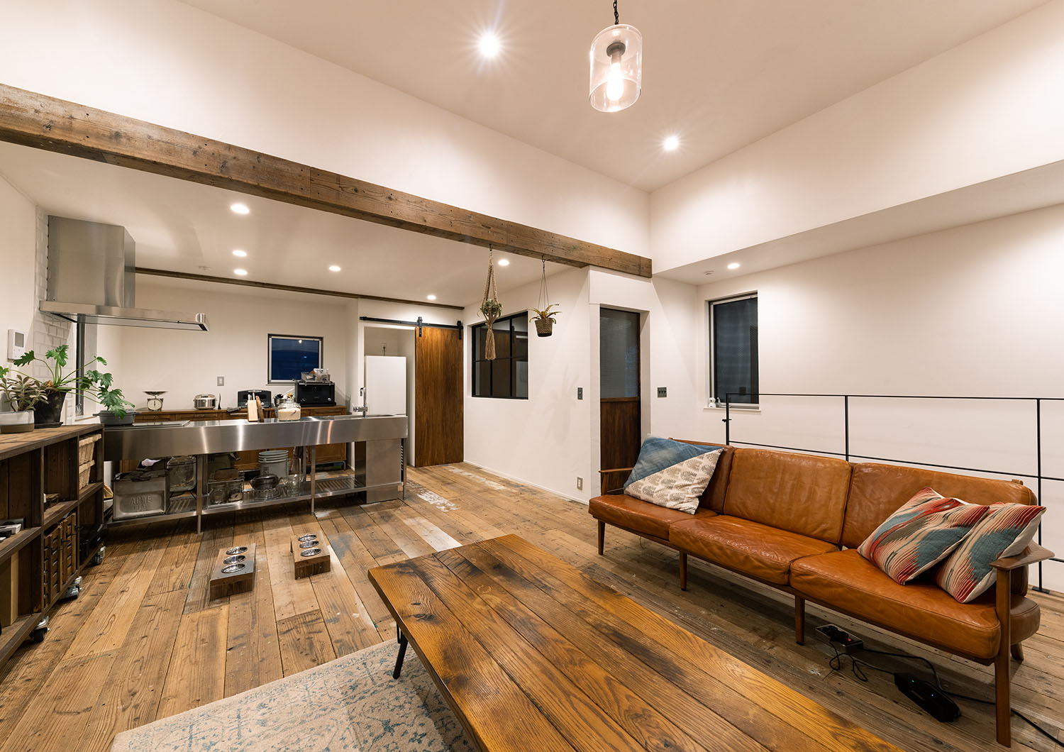 ダウンライトやペンダントライトによって照らされるLDK・デザイン住宅 注文住宅・デザイン住宅建築実例_『CASE690 質感にこだわった完成を楽しむ家』_LDK