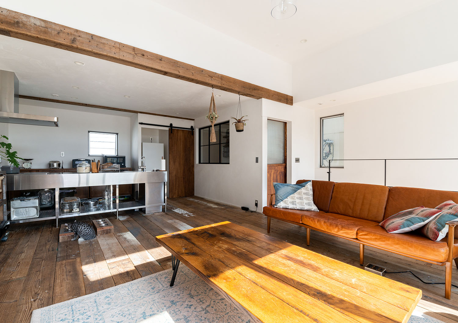 一枚板のテーブルが置かれたLDK・デザイン住宅 注文住宅・デザイン住宅建築実例_『CASE690 質感にこだわった完成を楽しむ家』_LDK