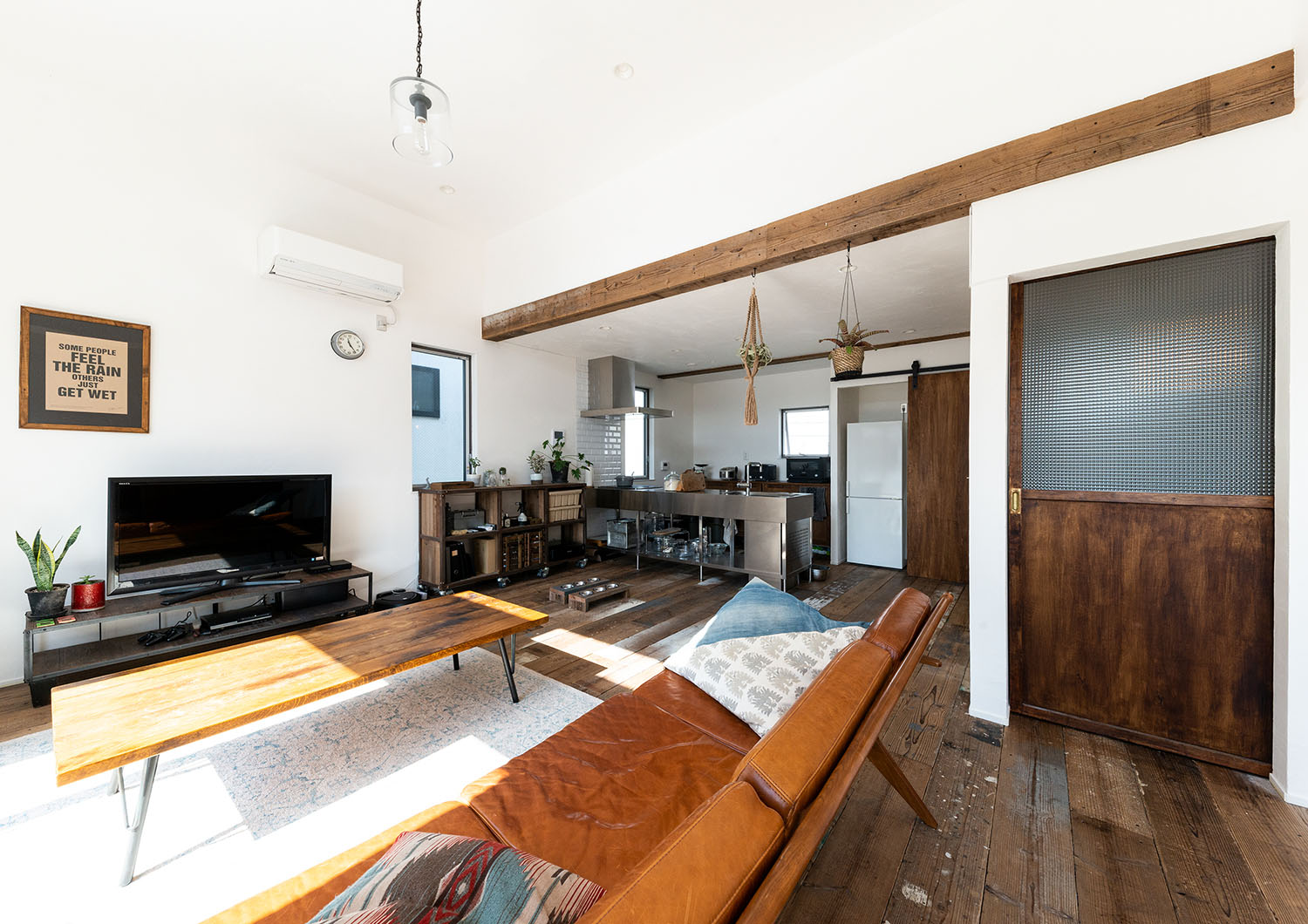 扉など内装に木材を多く使用したLDK・デザイン住宅 注文住宅・デザイン住宅建築実例_『CASE690 質感にこだわった完成を楽しむ家』_LDK