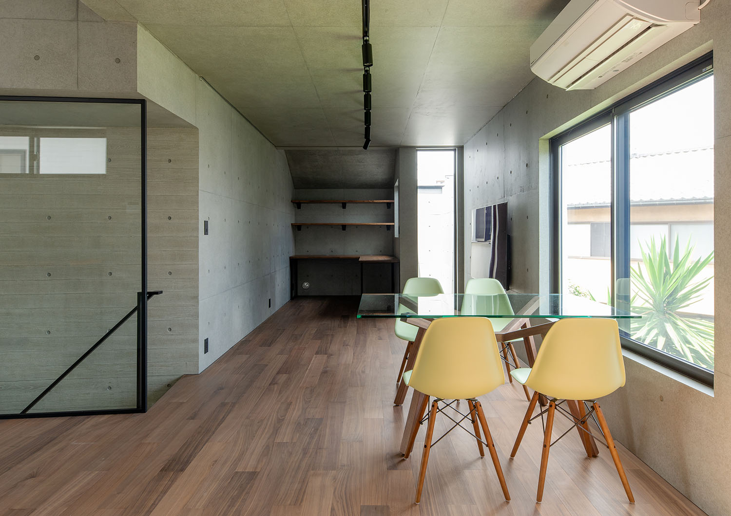 フローリングで、壁がコンクリートのLDK・デザイン住宅 注文住宅・デザイン住宅建築実例_『CASE691 MateriaBox』_LDK