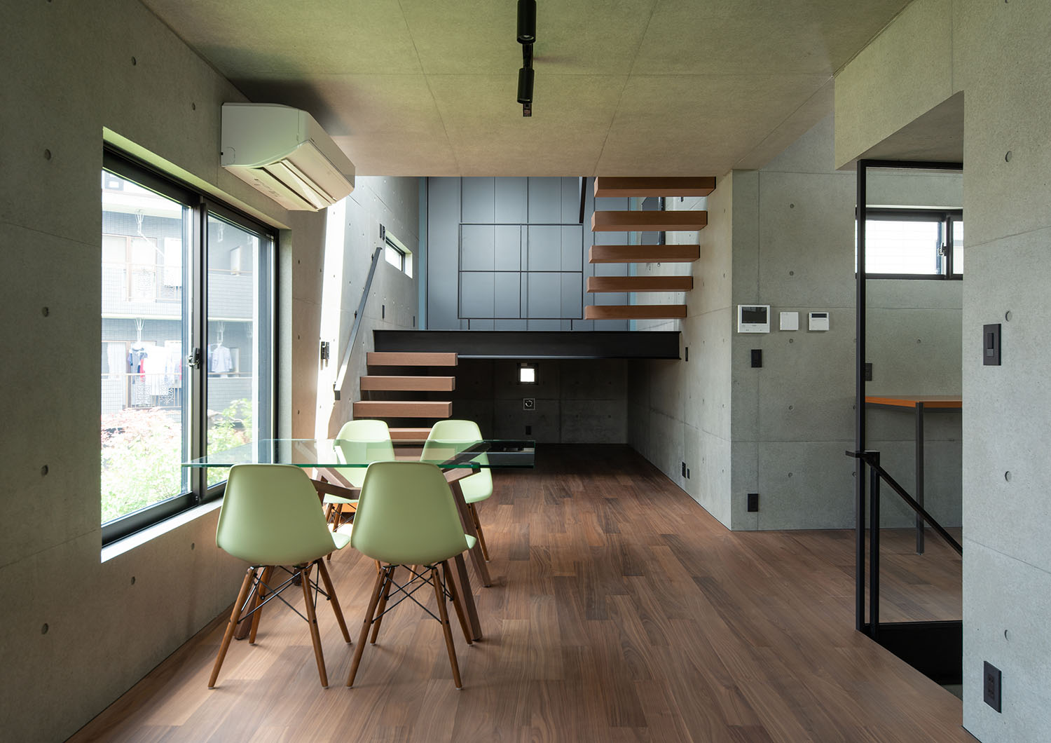 コンクリートの壁と木材のインテリアがあるLDK・デザイン住宅 注文住宅・デザイン住宅建築実例_『CASE691 MateriaBox』_LDK