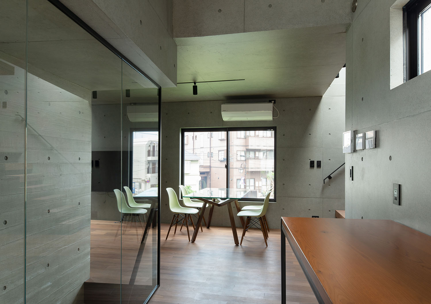 窓のそばにガラスのダイニングテーブルがあるLDK・デザイン住宅 注文住宅・デザイン住宅建築実例_『CASE691 MateriaBox』_LDK