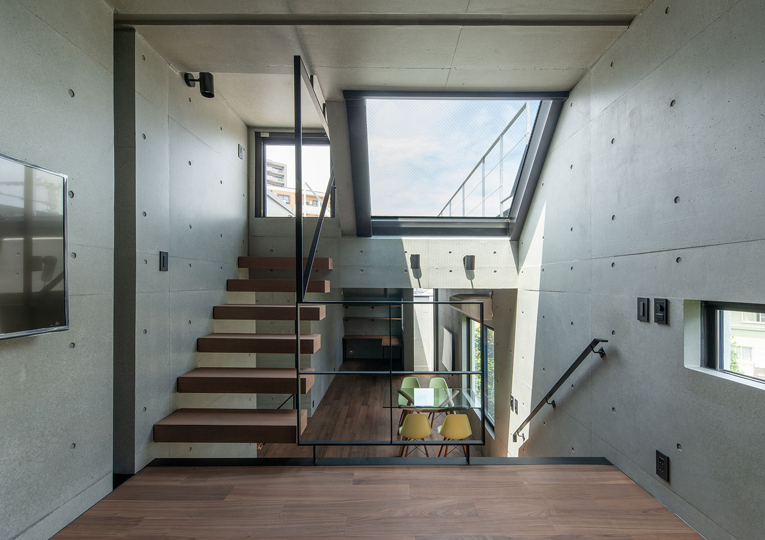 天窓がついているフローリングのスキップフロア・デザイン住宅 注文住宅・デザイン住宅建築実例_『CASE691 MateriaBox』_LDK