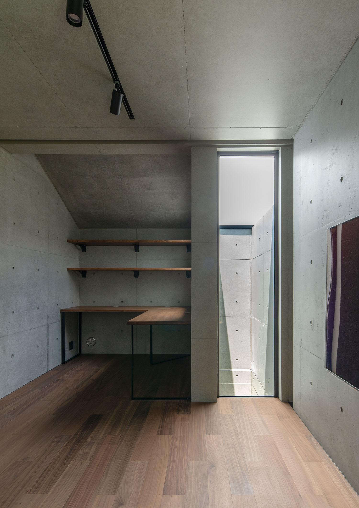 壁付けの棚やデスクが設けられたスペース・デザイン住宅 注文住宅・デザイン住宅建築実例_『CASE691 MateriaBox』_LDK