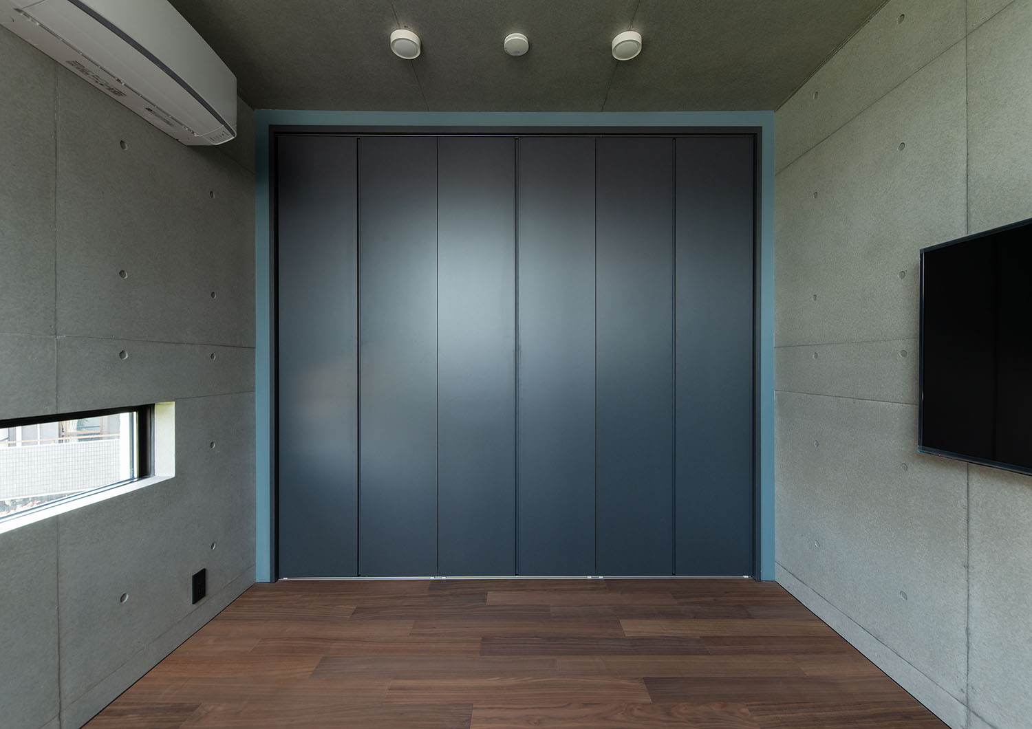 収納があるコンクリートの壁とフローリングの空間・デザイン住宅 注文住宅・デザイン住宅建築実例_『CASE691 MateriaBox』_寝室