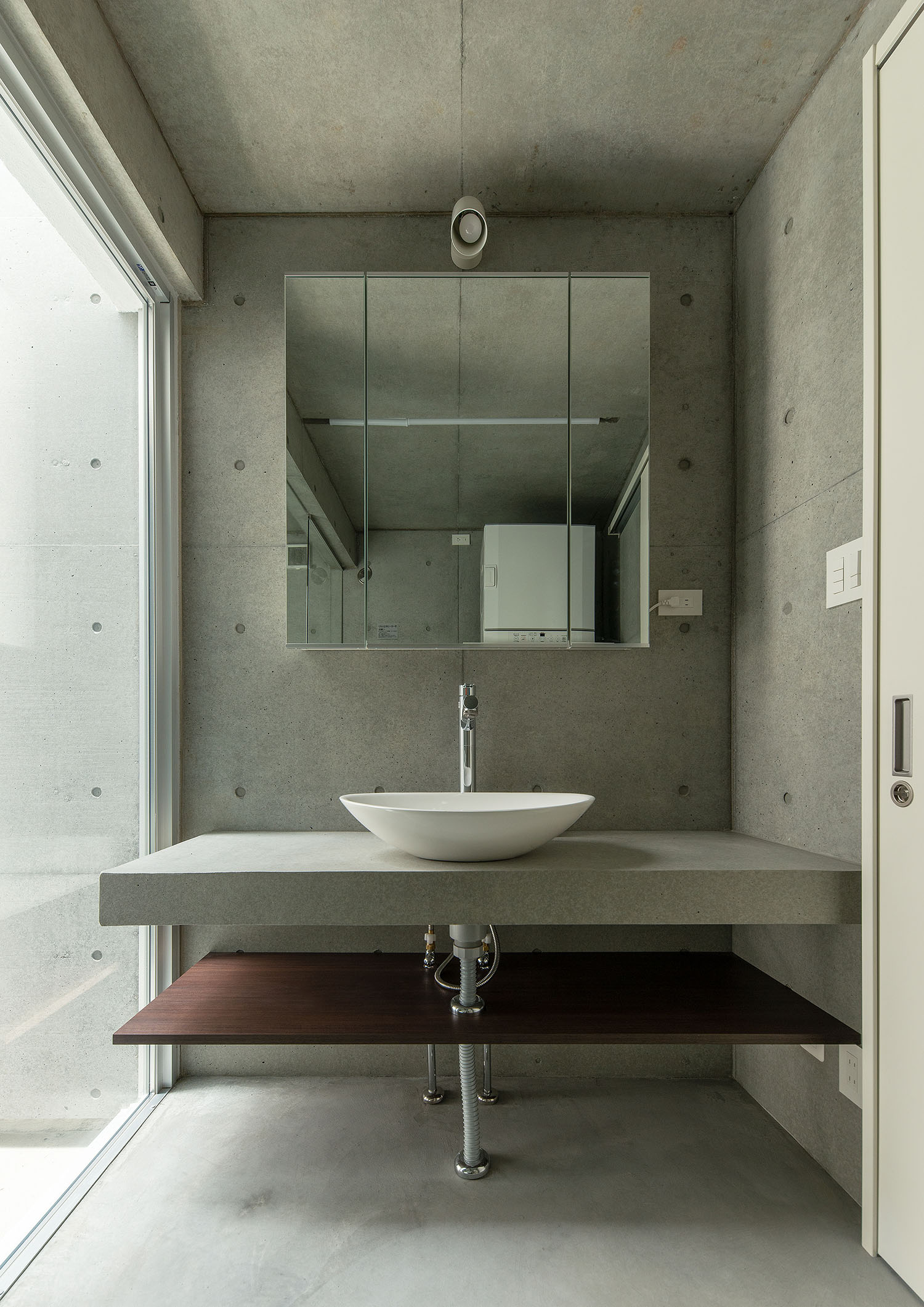 コンクリート壁の洗面所・デザイン住宅 注文住宅・デザイン住宅建築実例_『CASE691 MateriaBox』_浴室・洗面所