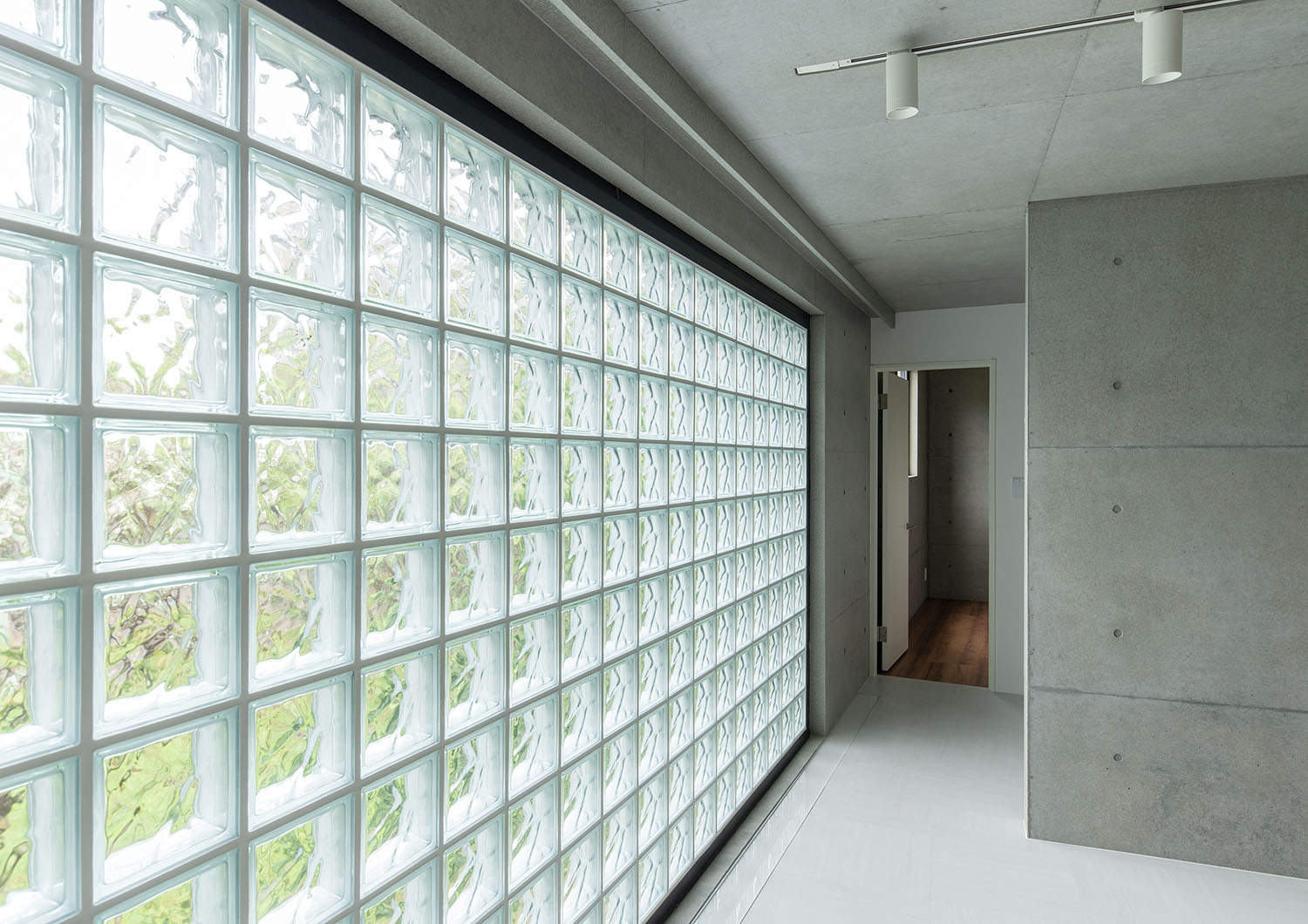 コンクリート壁の空間にあるガラスブロック・デザイン住宅 注文住宅・デザイン住宅建築実例_『CASE691 MateriaBox』_廊下