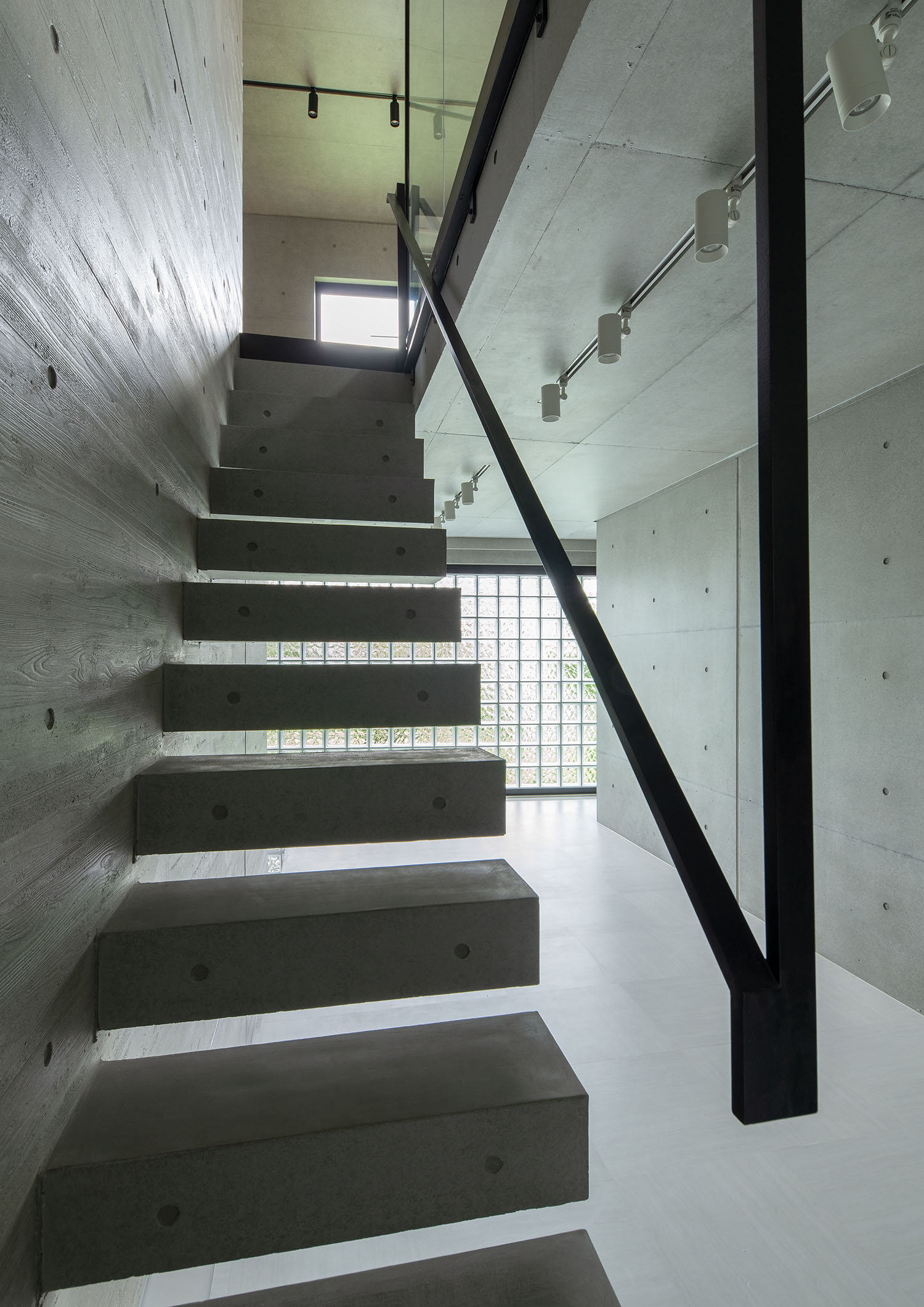 片側が壁についたコンクリートのスケルトン階段・デザイン住宅 注文住宅・デザイン住宅建築実例_『CASE691 MateriaBox』_階段