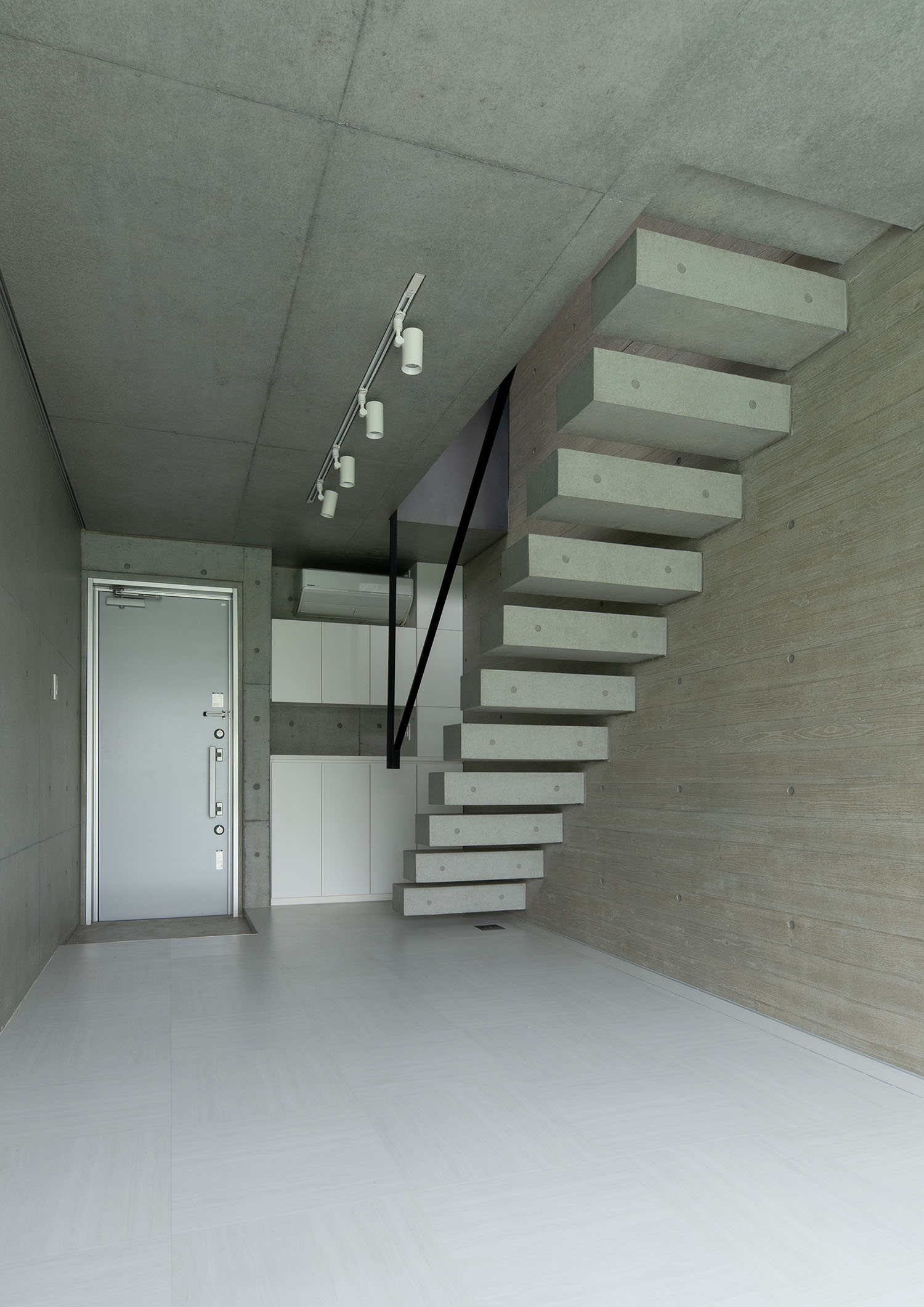 玄関のそばに白いシューズボックスやコンクリートの階段がある・デザイン住宅 注文住宅・デザイン住宅建築実例_『CASE691 MateriaBox』_玄関