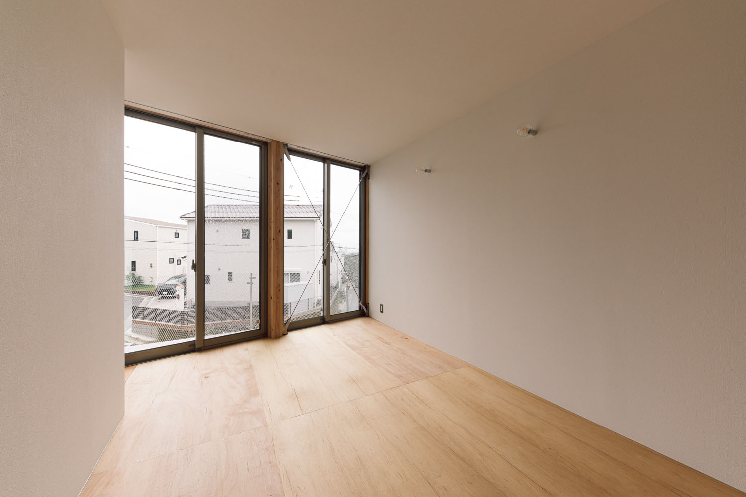 窓を広く取ったフローリングの寝室・デザイン住宅 注文住宅・デザイン住宅建築実例_『CASE692 桜ヶ丘の住宅』_寝室