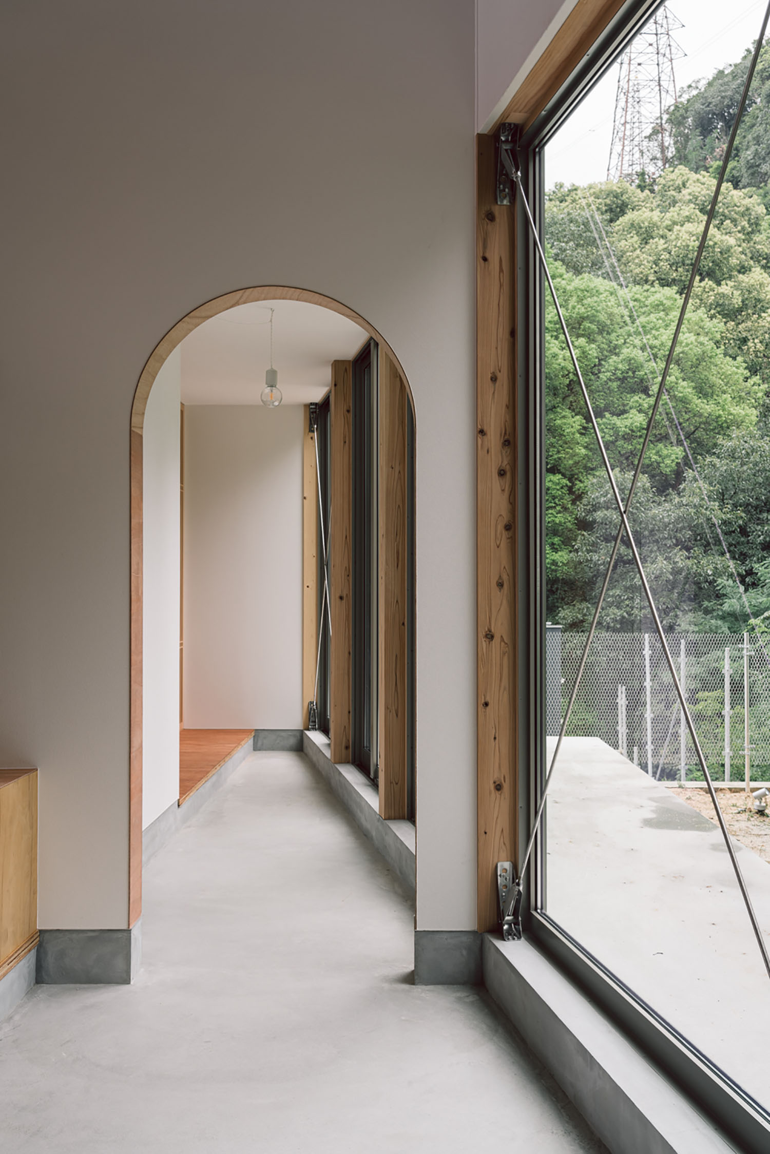 アーチ壁や大きな窓がある土間の玄関・デザイン住宅 注文住宅・デザイン住宅建築実例_『CASE692 桜ヶ丘の住宅』_玄関