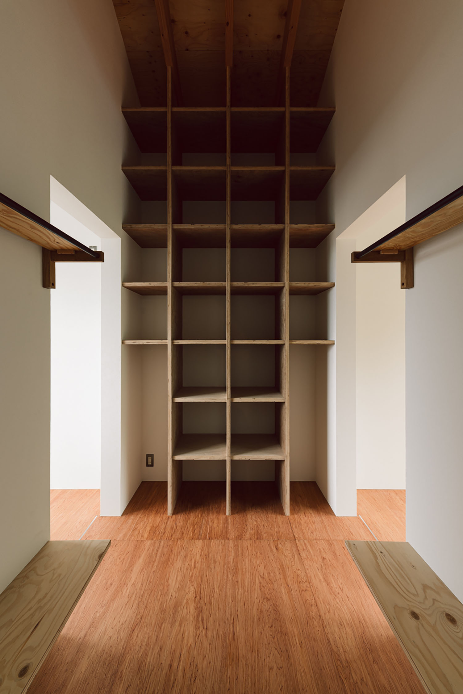 天井まで壁付けの棚を設けた書斎・デザイン住宅 注文住宅・デザイン住宅建築実例_『CASE692 桜ヶ丘の住宅』_書斎