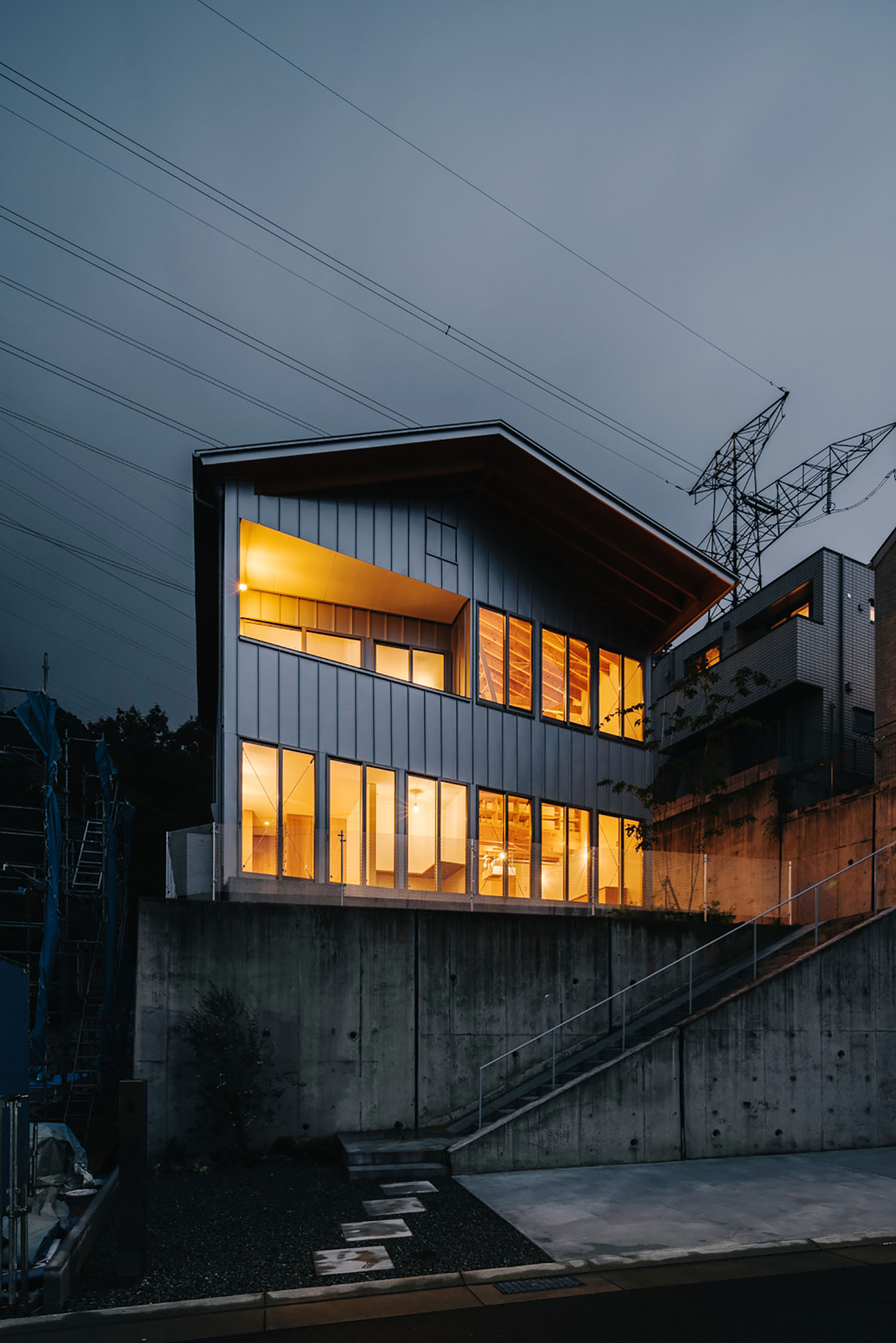 窓から室内の光が漏れている高台にある住宅・デザイン住宅 注文住宅・デザイン住宅建築実例_『CASE692 桜ヶ丘の住宅』_外観