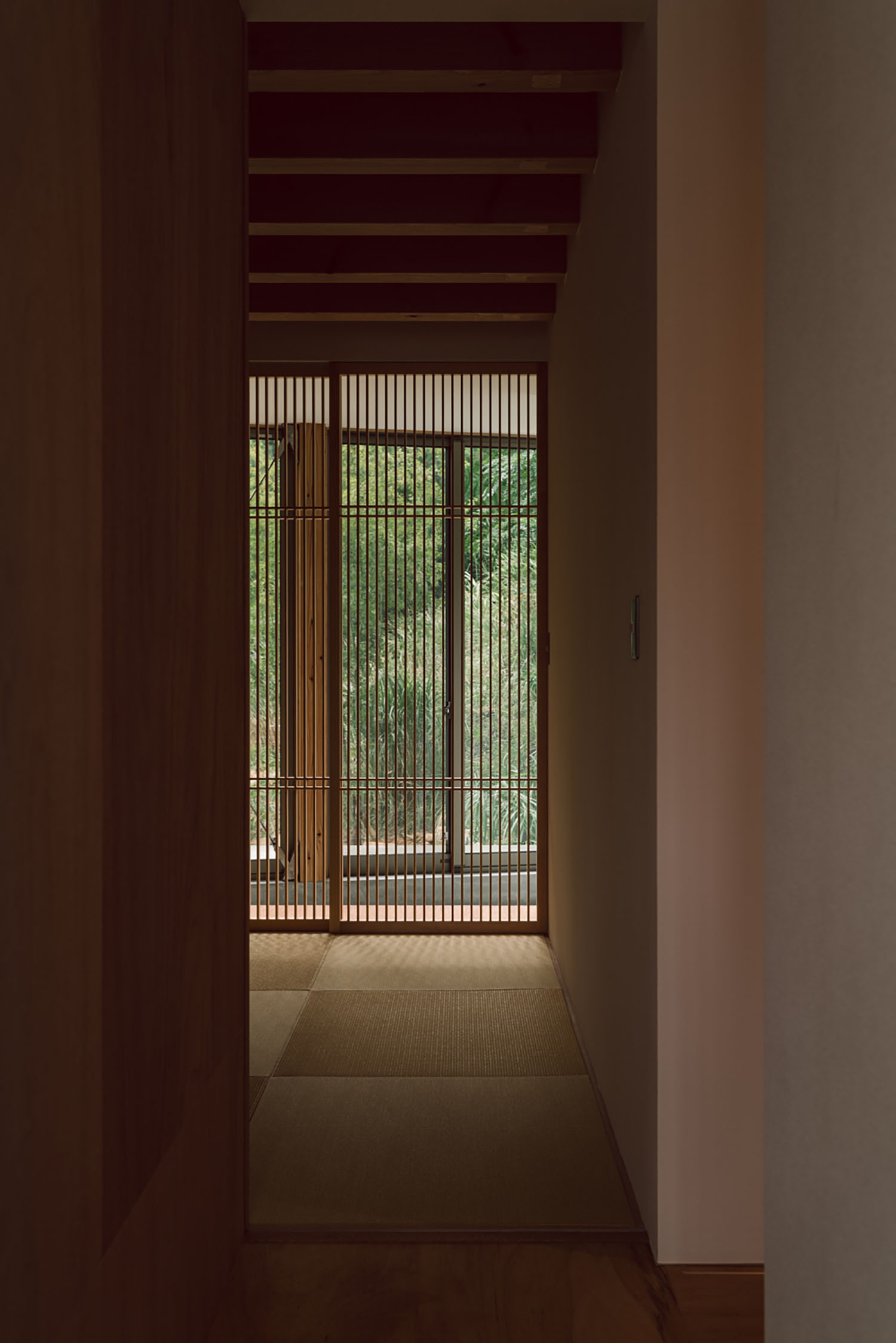 格子戸から外の緑が見える和室・デザイン住宅 注文住宅・デザイン住宅建築実例_『CASE692 桜ヶ丘の住宅』_和室