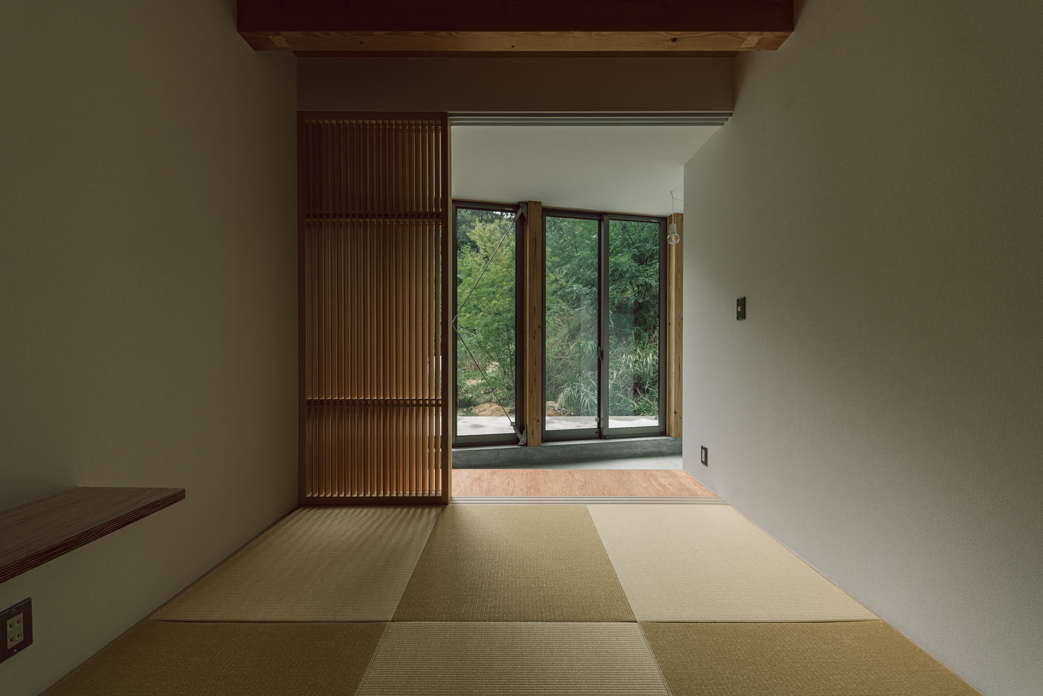 格子戸を開けると土間の玄関に繋がる和室・デザイン住宅 注文住宅・デザイン住宅建築実例_『CASE692 桜ヶ丘の住宅』_和室