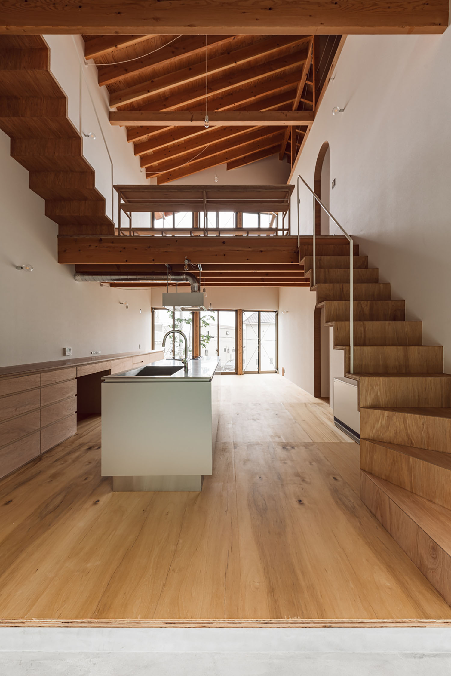 梁見せ天井の吹き抜けがあるLDK・デザイン住宅 注文住宅・デザイン住宅建築実例_『CASE692 桜ヶ丘の住宅』_LDK