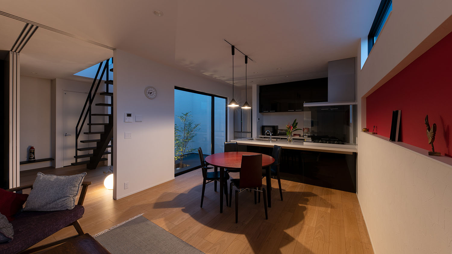 ペンダントライトや間接照明によって照らされるLDK・デザイン住宅 注文住宅・デザイン住宅建築実例_『CASE693 "CONNECT"』_LDK