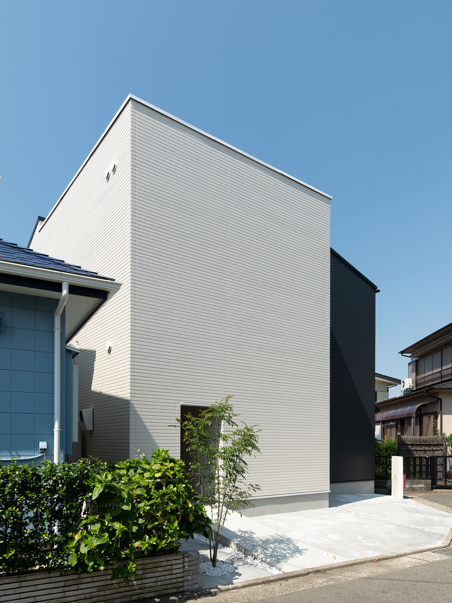 窓がない、白黒の外観の住宅・デザイン住宅 注文住宅・デザイン住宅建築実例_『CASE693 "CONNECT"』_外観