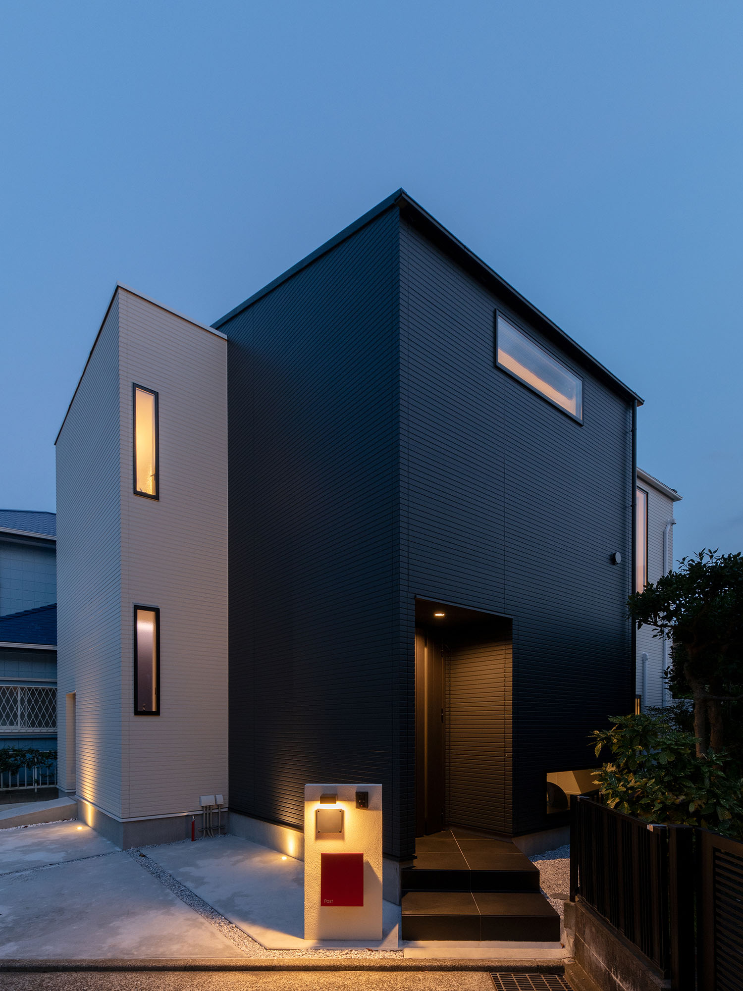 門柱に照明が取り付けられている様子・デザイン住宅 注文住宅・デザイン住宅建築実例_『CASE693 "CONNECT"』_外観