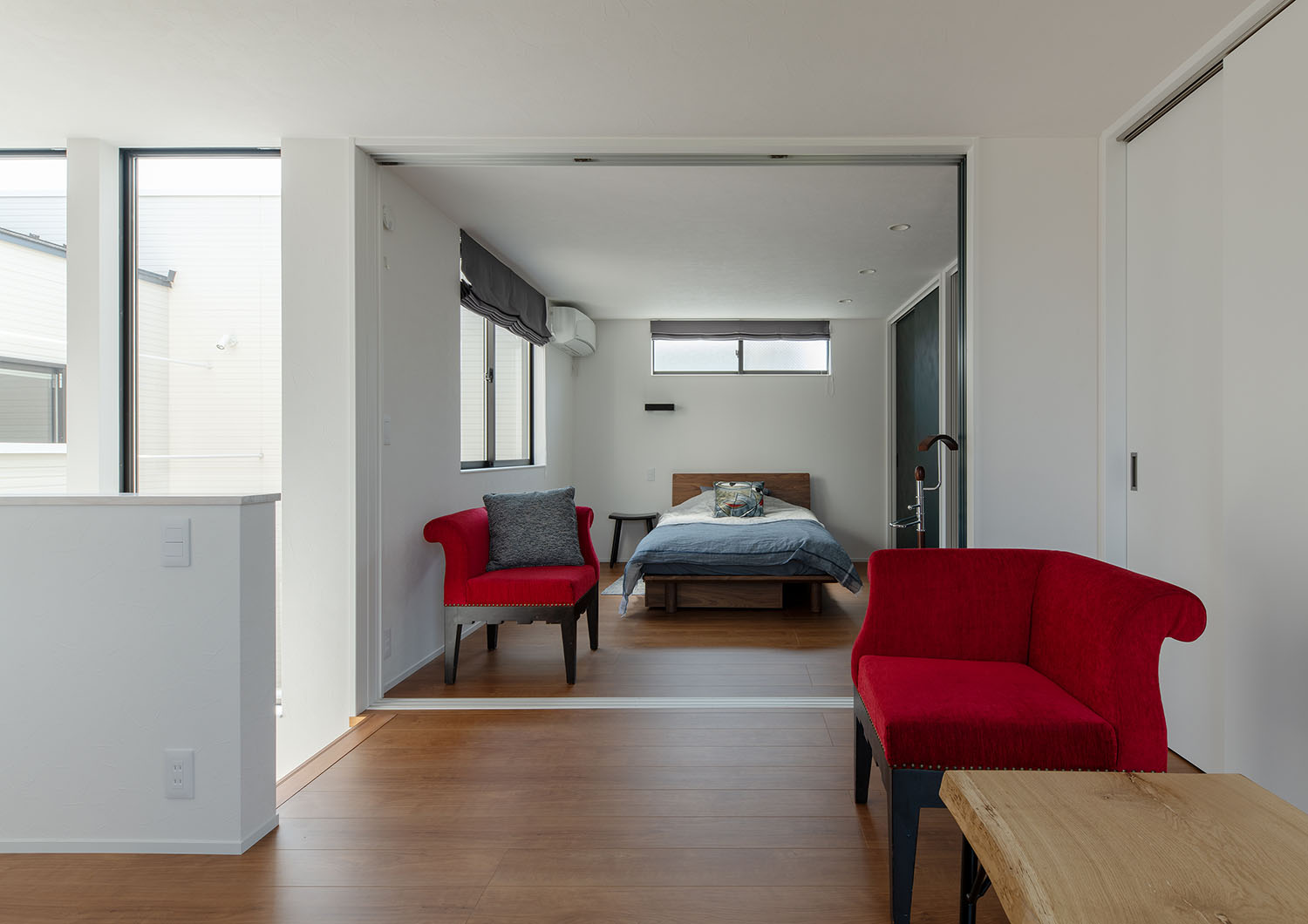 リビングのそばにある寝室・デザイン住宅 注文住宅・デザイン住宅建築実例_『CASE693 "CONNECT"』_寝室