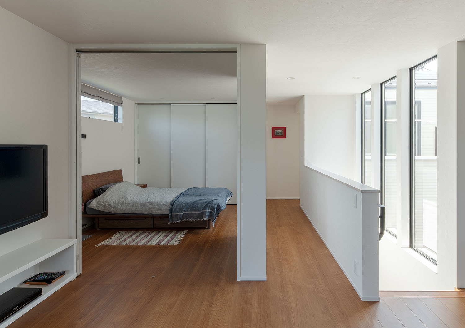 リビングのそばにある寝室・デザイン住宅 注文住宅・デザイン住宅建築実例_『CASE693 "CONNECT"』_寝室